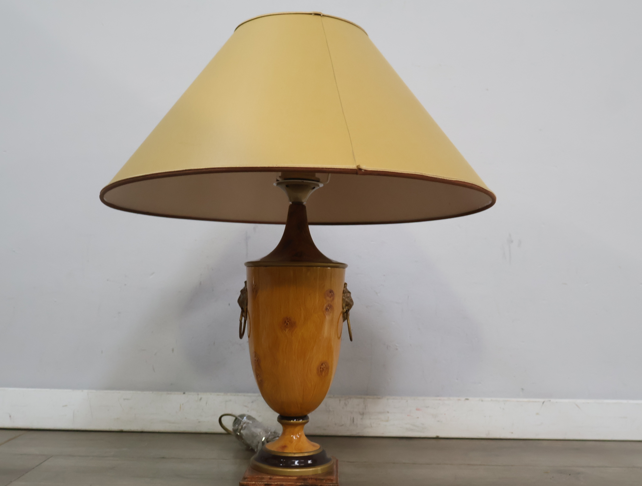Tafellamp met houten voet en beige kap – foto 4 – kavel bij GSD Auctions, Zoeterwoude