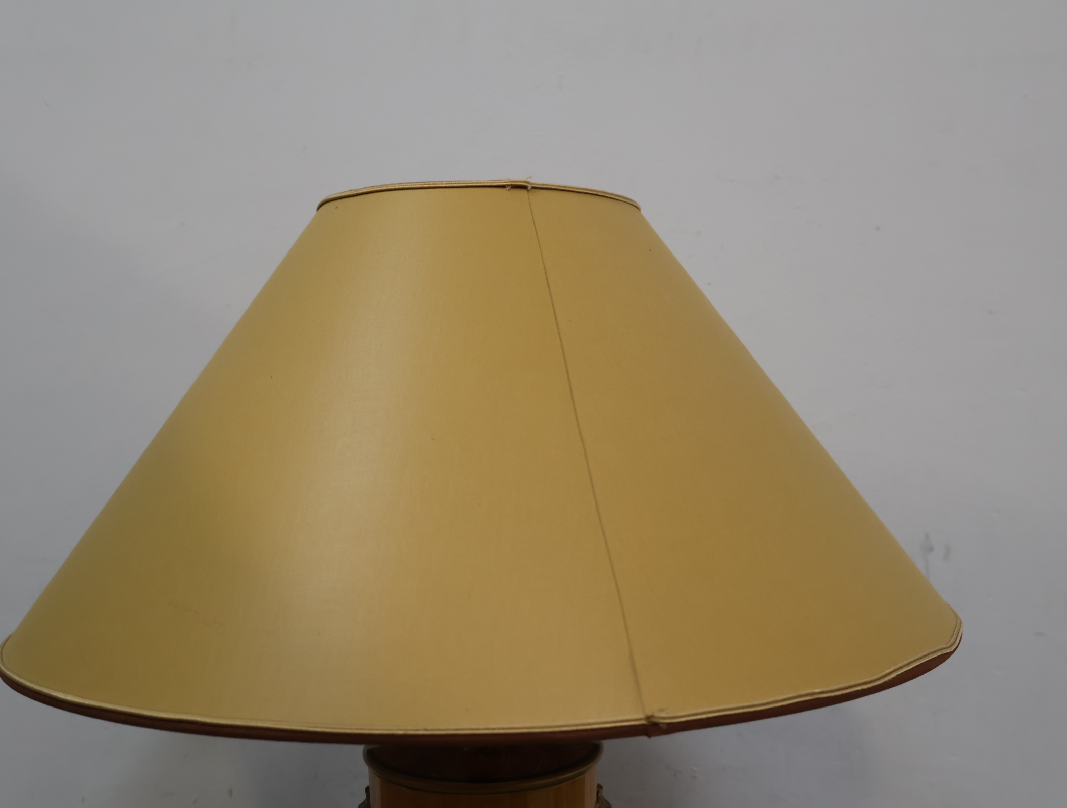 Tafellamp met houten voet en beige kap – foto 5 – kavel bij GSD Auctions, Zoeterwoude