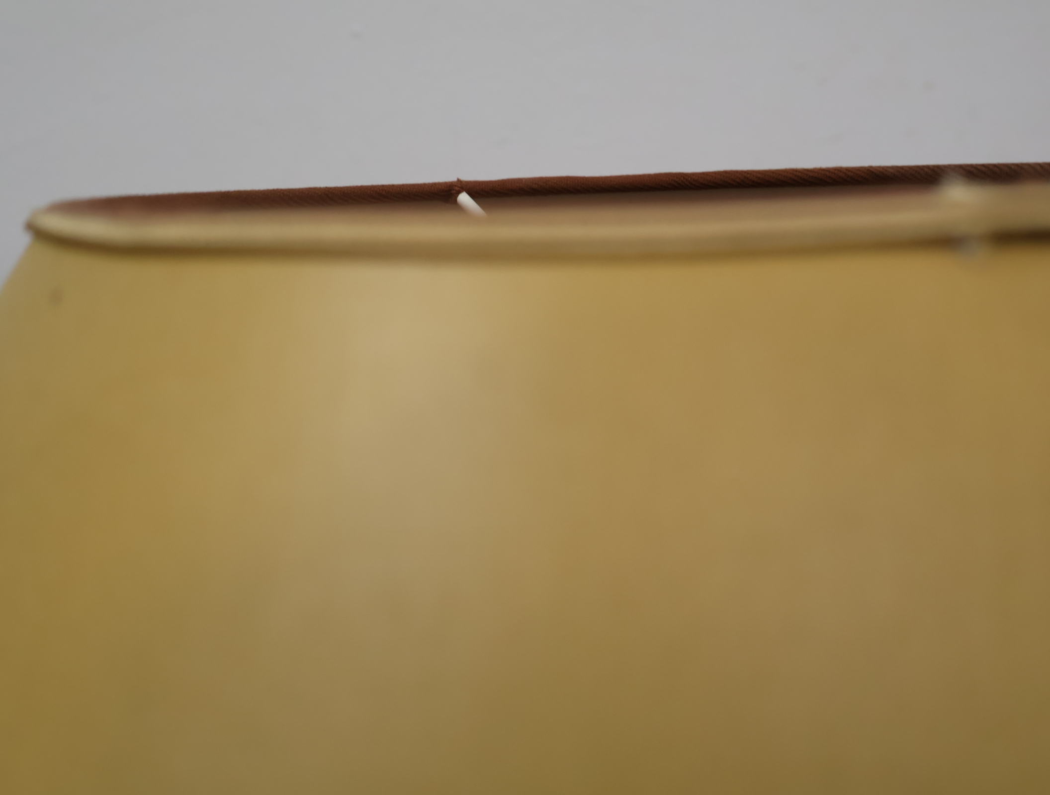 Tafellamp met houten voet en beige kap – foto 6 – kavel bij GSD Auctions, Zoeterwoude