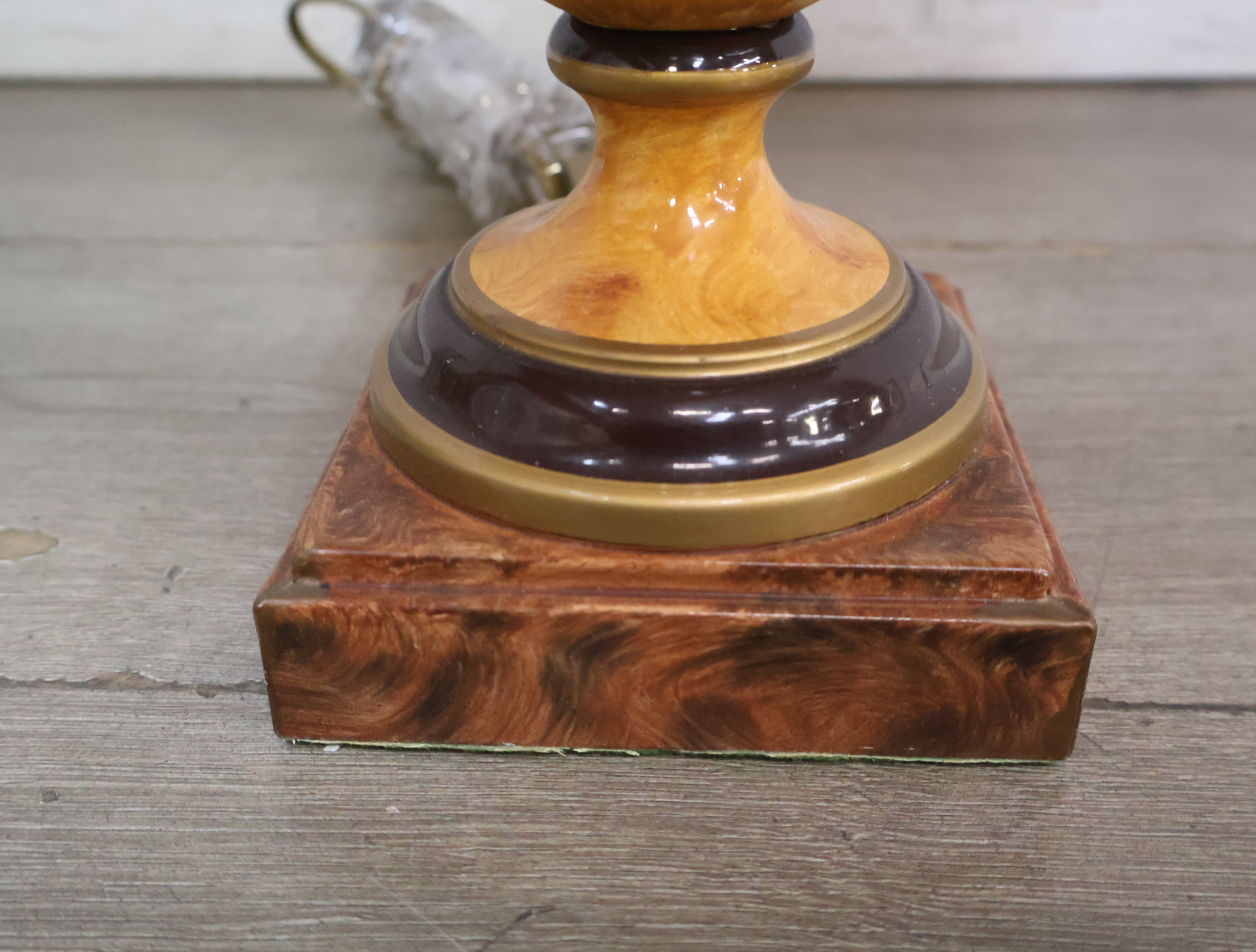 Tafellamp met houten voet en beige kap – foto 7 – kavel bij GSD Auctions, Zoeterwoude