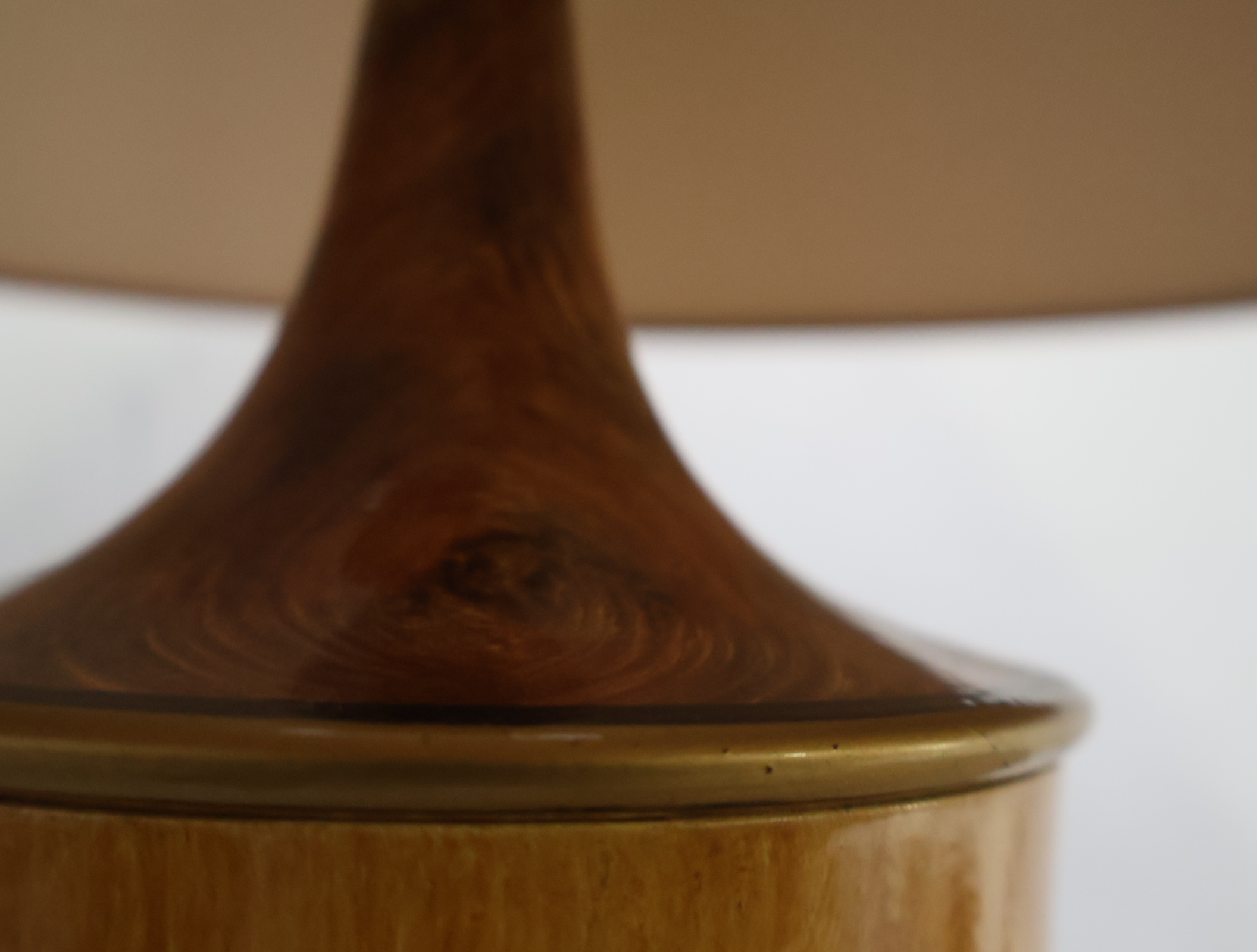 Tafellamp met houten voet en beige kap – foto 8 – kavel bij GSD Auctions, Zoeterwoude