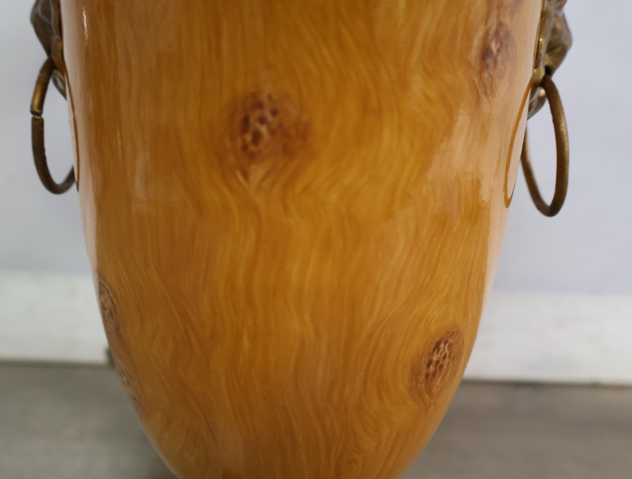 Tafellamp met houten voet en beige kap – foto 9 – kavel bij GSD Auctions, Zoeterwoude