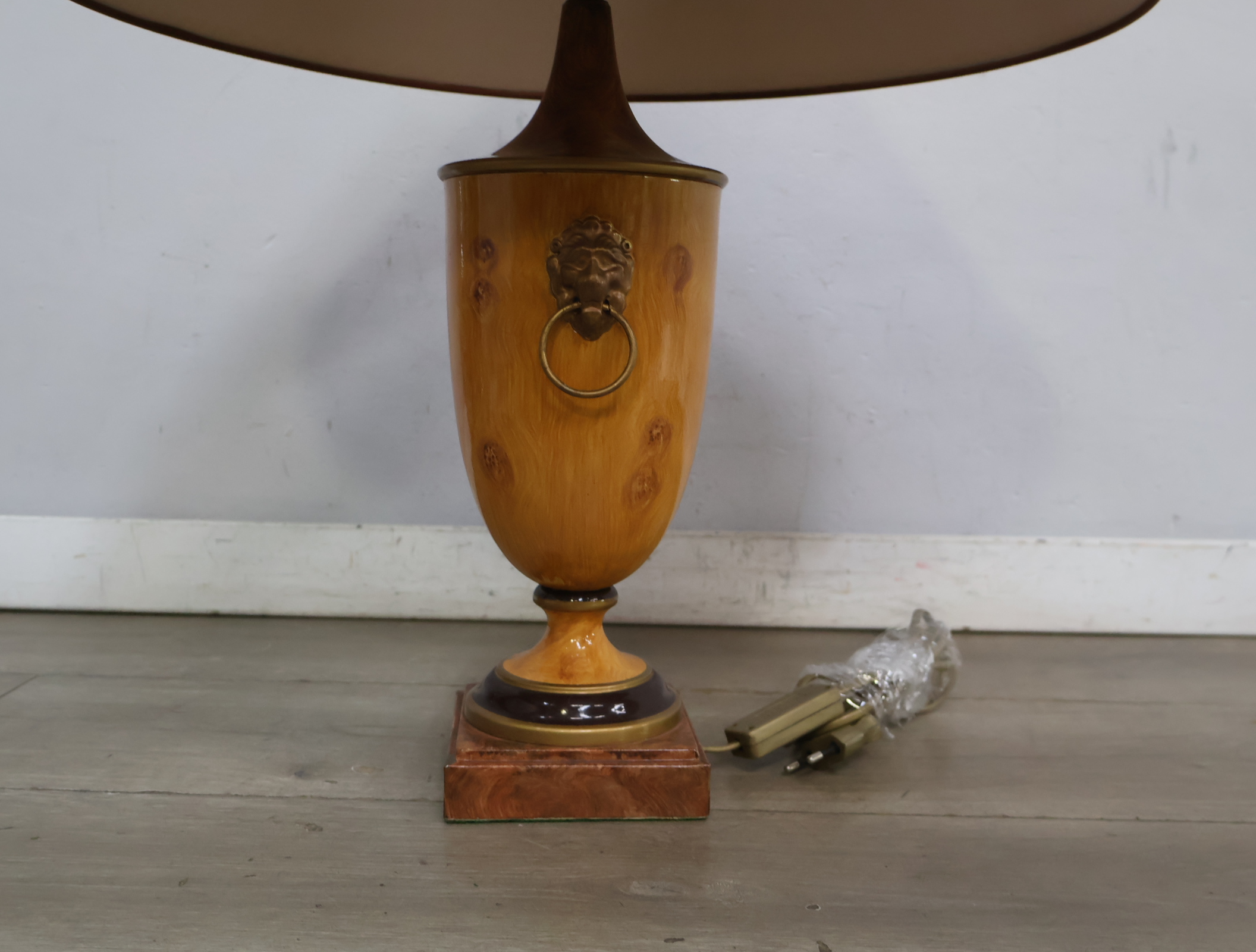 Tafellamp met houten voet en beige kap – foto 10 – kavel bij GSD Auctions, Zoeterwoude
