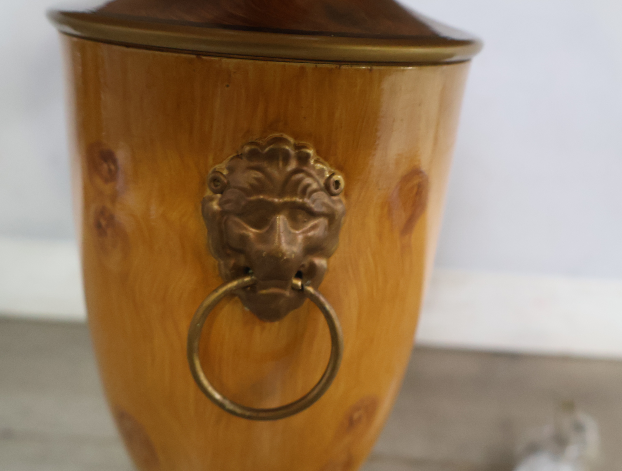 Tafellamp met houten voet en beige kap – foto 11 – kavel bij GSD Auctions, Zoeterwoude