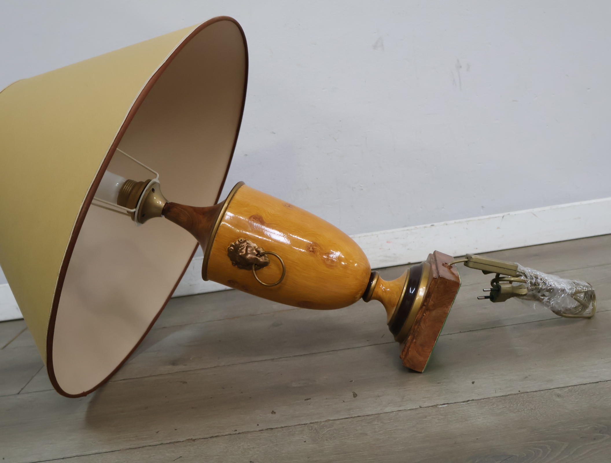Tafellamp met houten voet en beige kap – foto 12 – kavel bij GSD Auctions, Zoeterwoude