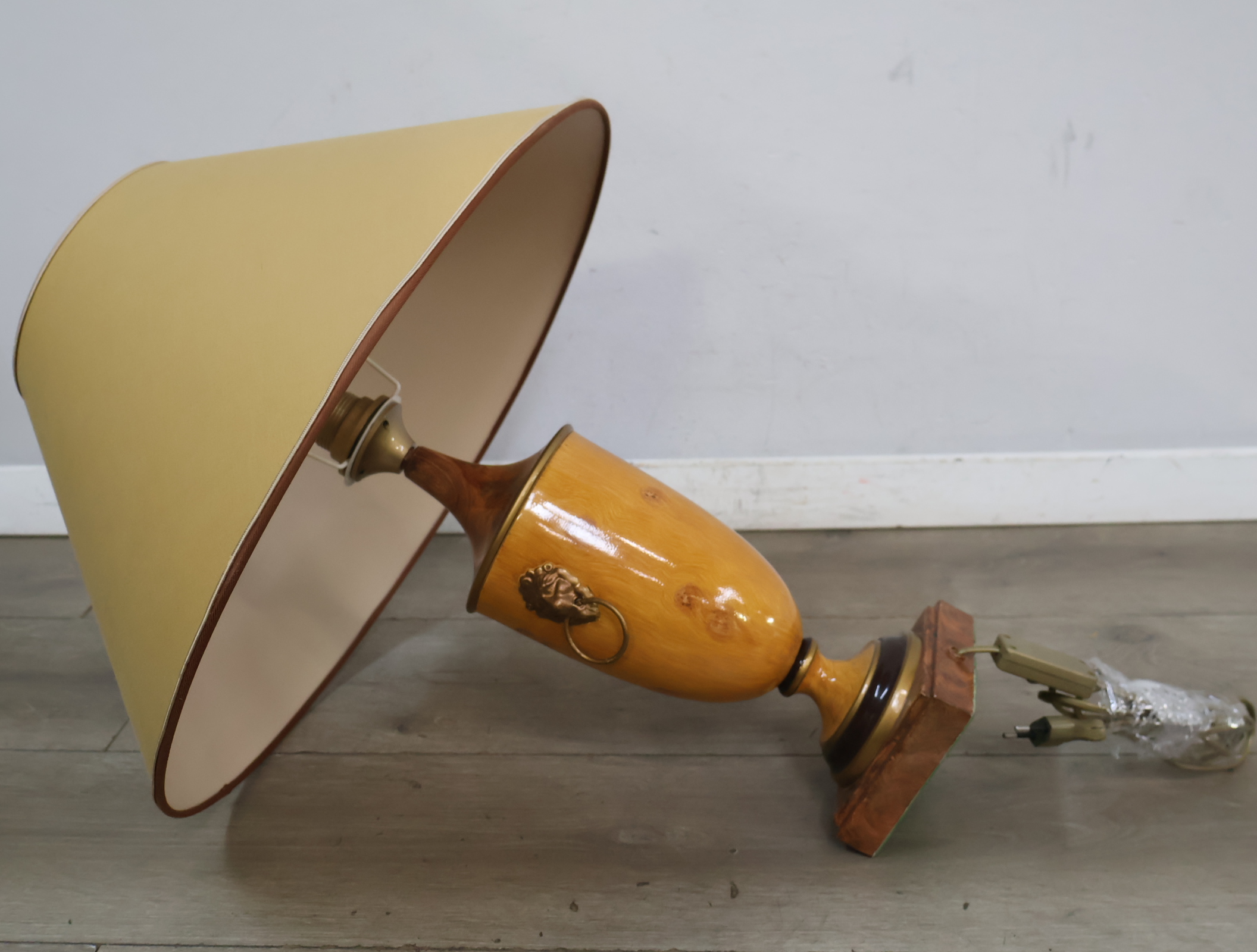 Tafellamp met houten voet en beige kap – foto 13 – kavel bij GSD Auctions, Zoeterwoude