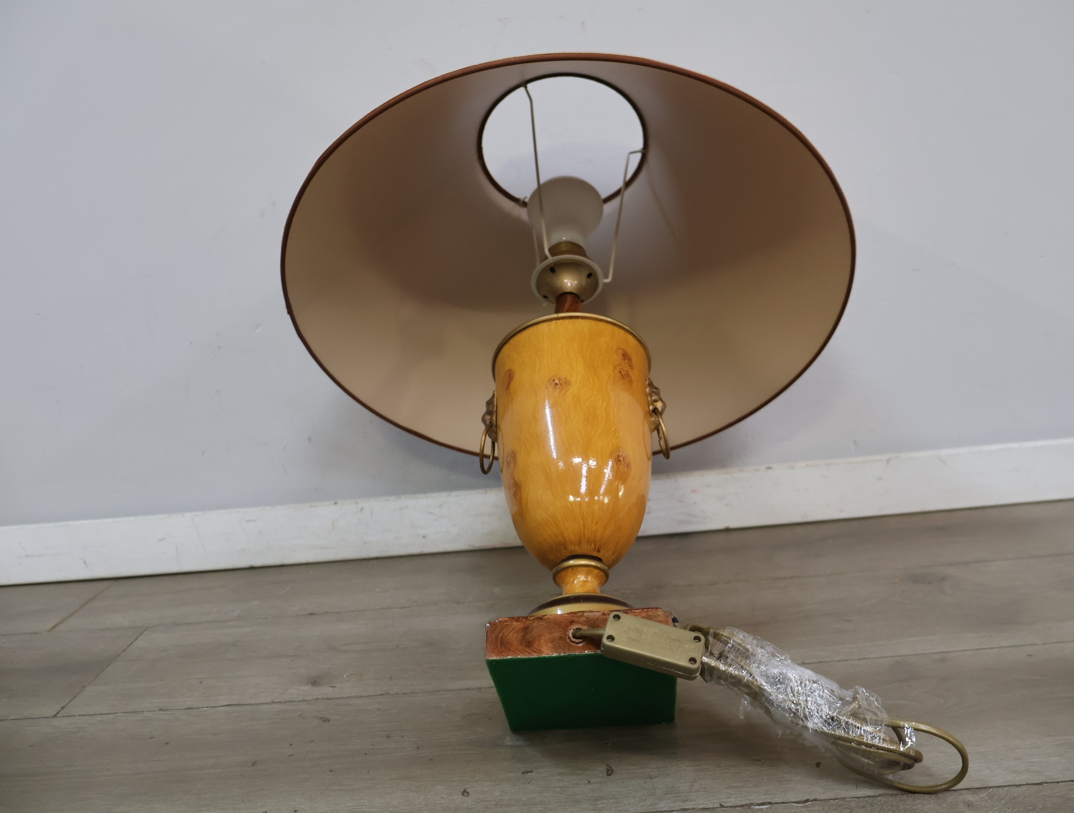 Tafellamp met houten voet en beige kap – foto 14 – kavel bij GSD Auctions, Zoeterwoude