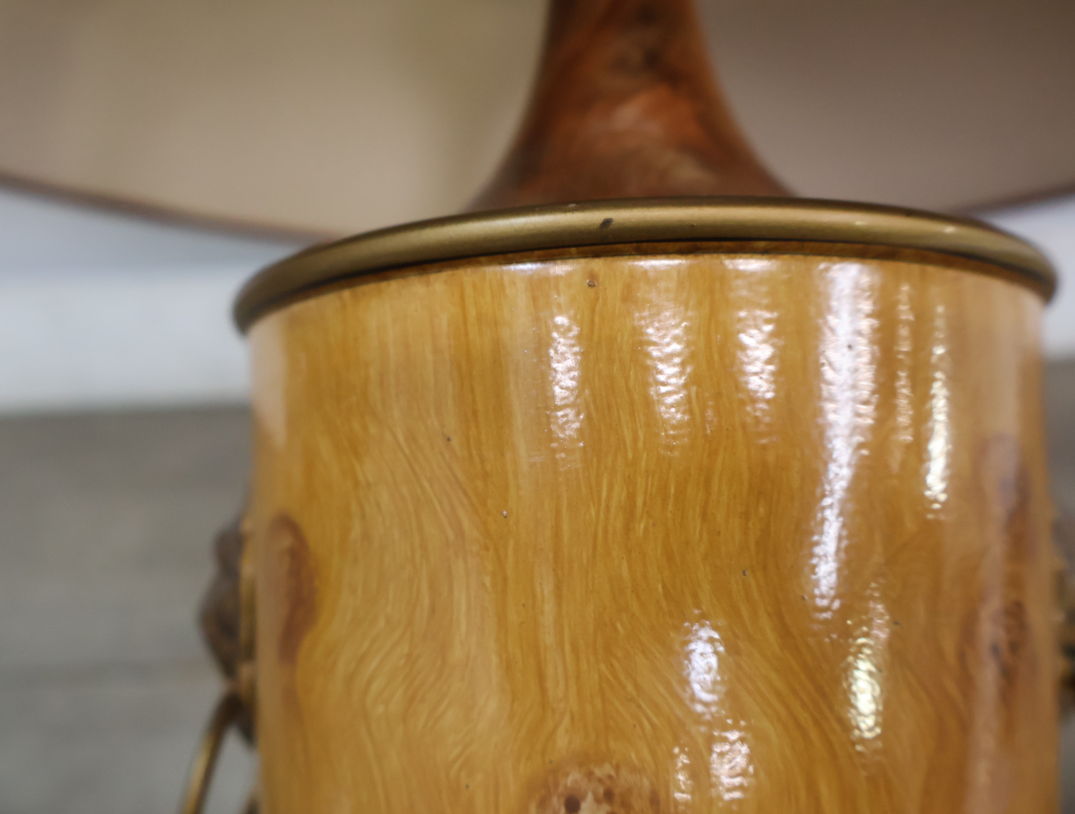 Tafellamp met houten voet en beige kap – foto 15 – kavel bij GSD Auctions, Zoeterwoude