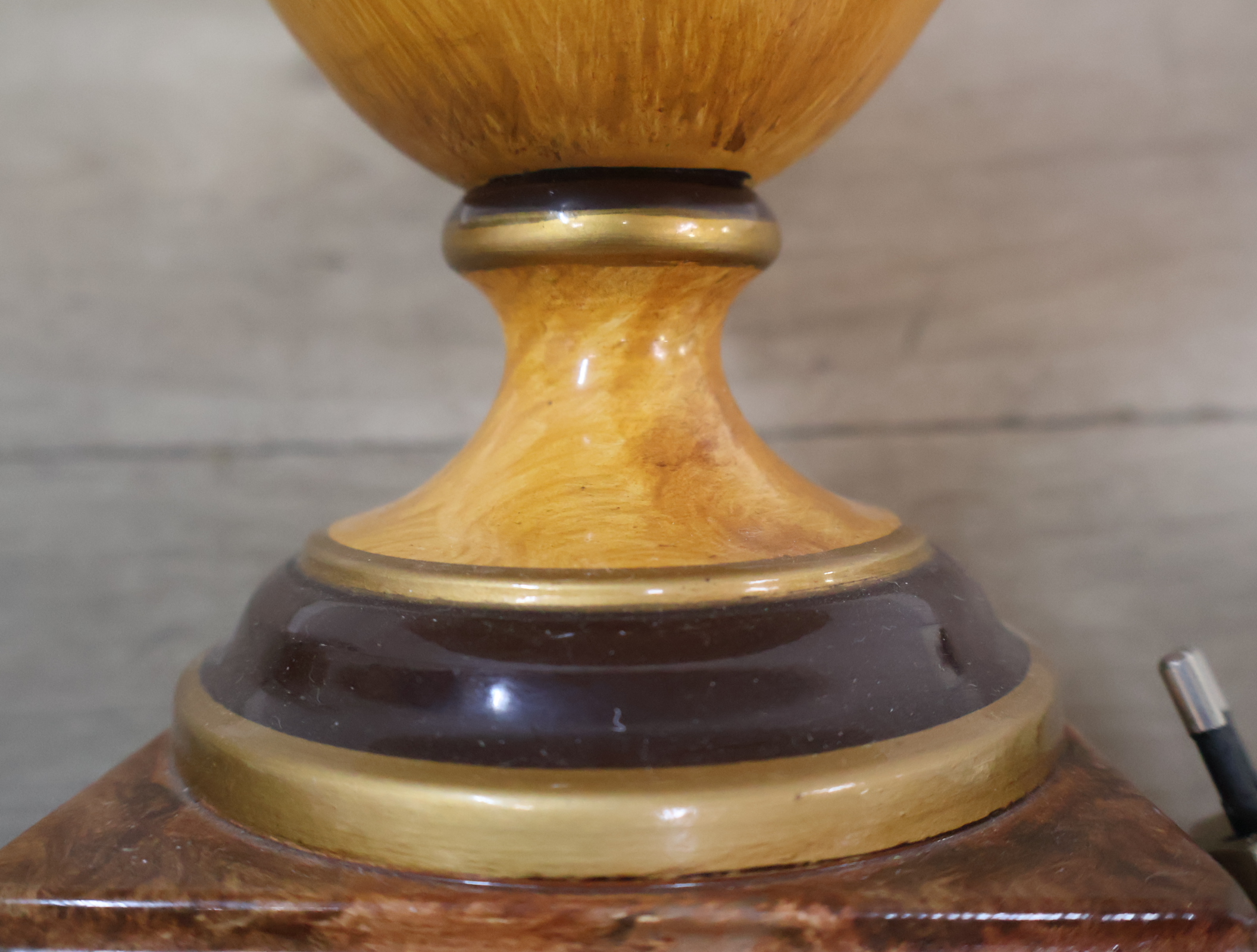 Tafellamp met houten voet en beige kap – foto 16 – kavel bij GSD Auctions, Zoeterwoude