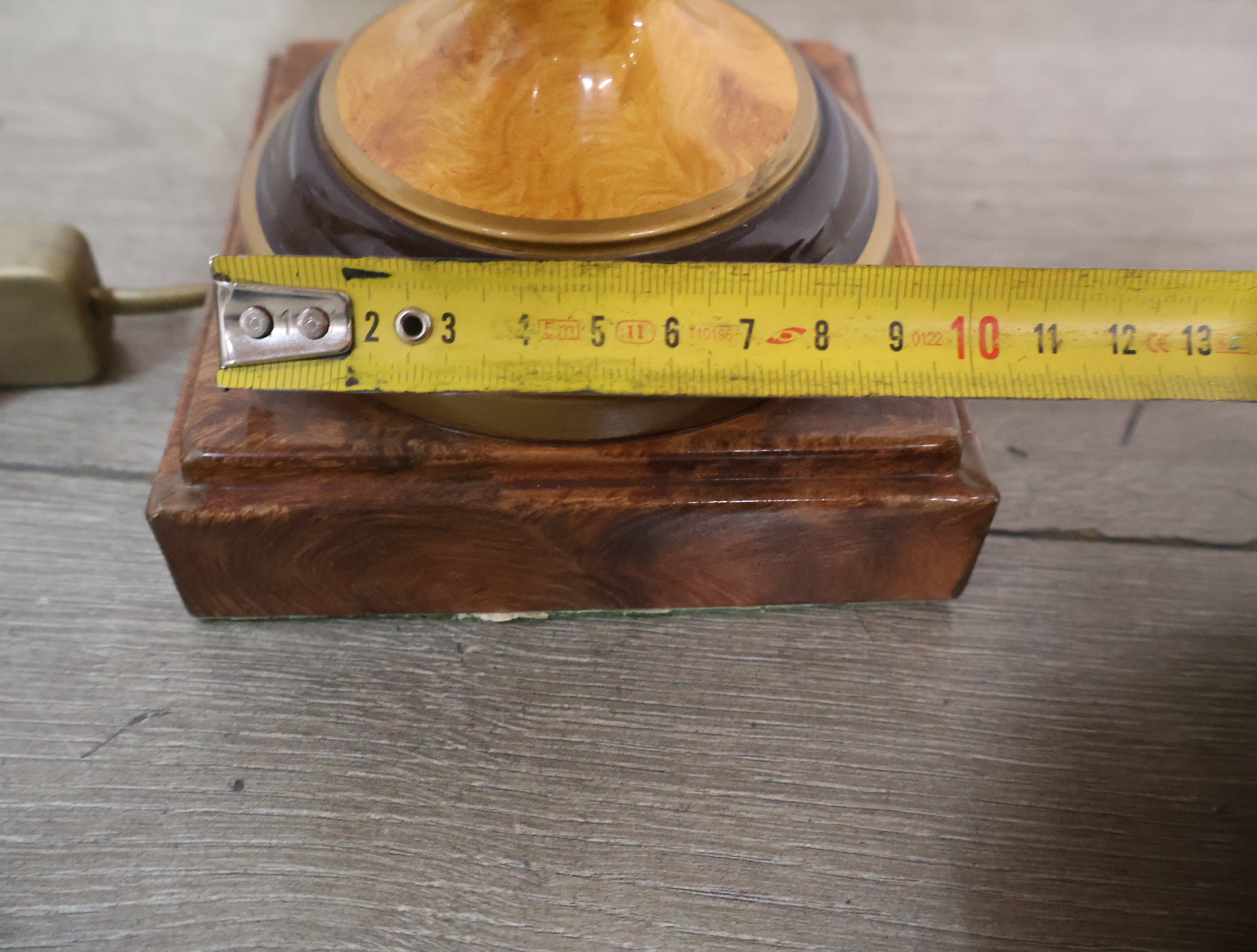 Tafellamp met houten voet en beige kap – foto 17 – kavel bij GSD Auctions, Zoeterwoude