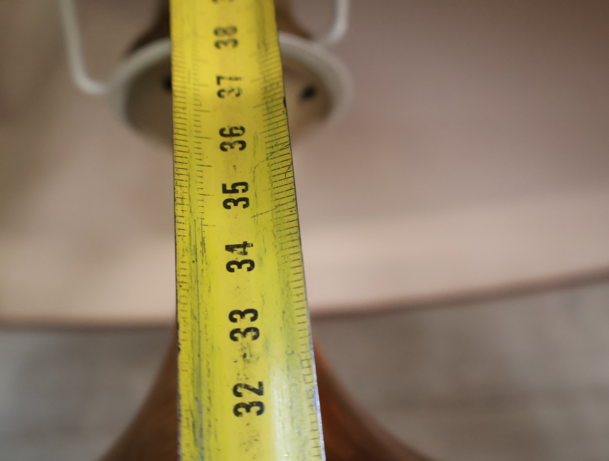 Tafellamp met houten voet en beige kap – foto 18 – kavel bij GSD Auctions, Zoeterwoude