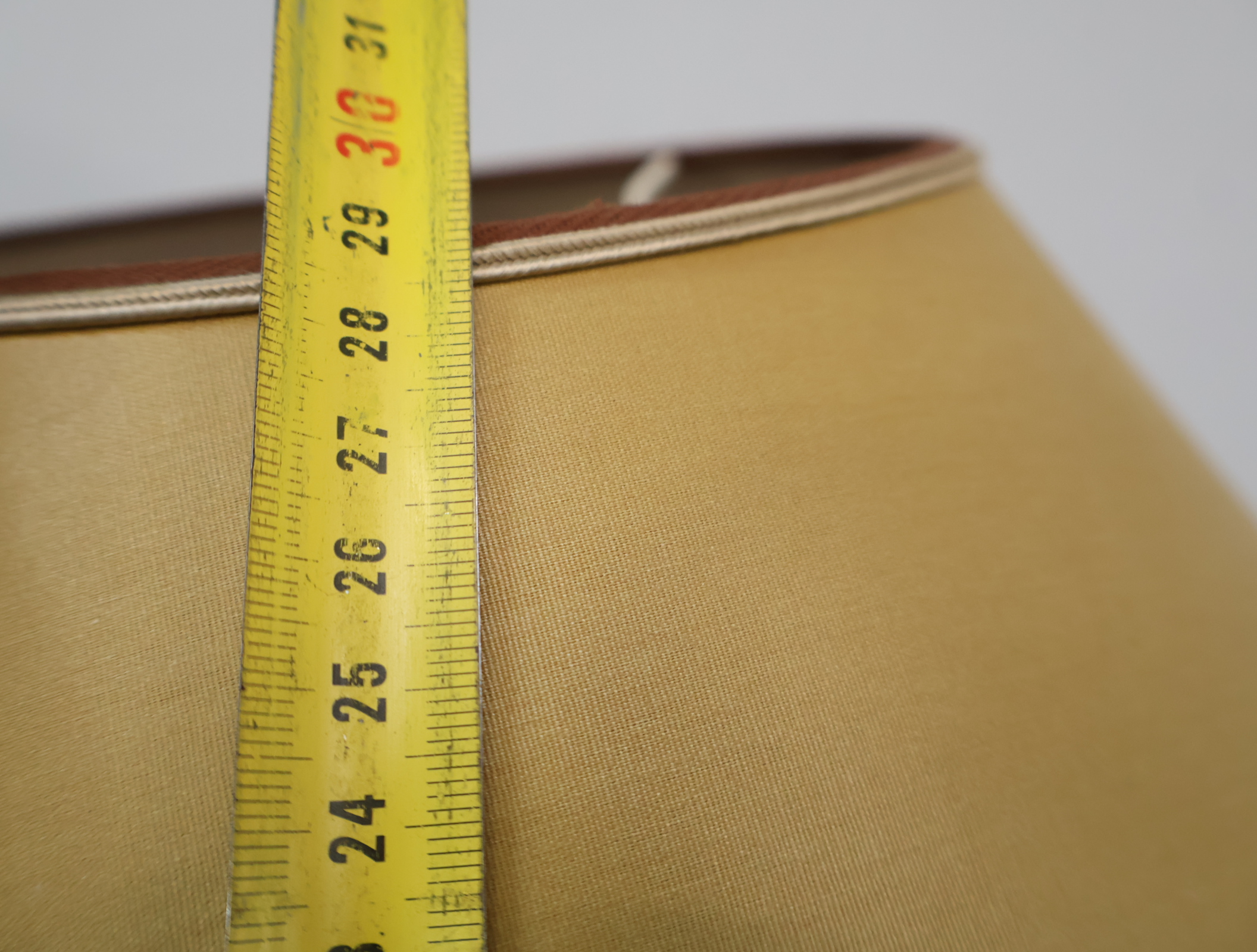 Tafellamp met houten voet en beige kap – foto 19 – kavel bij GSD Auctions, Zoeterwoude