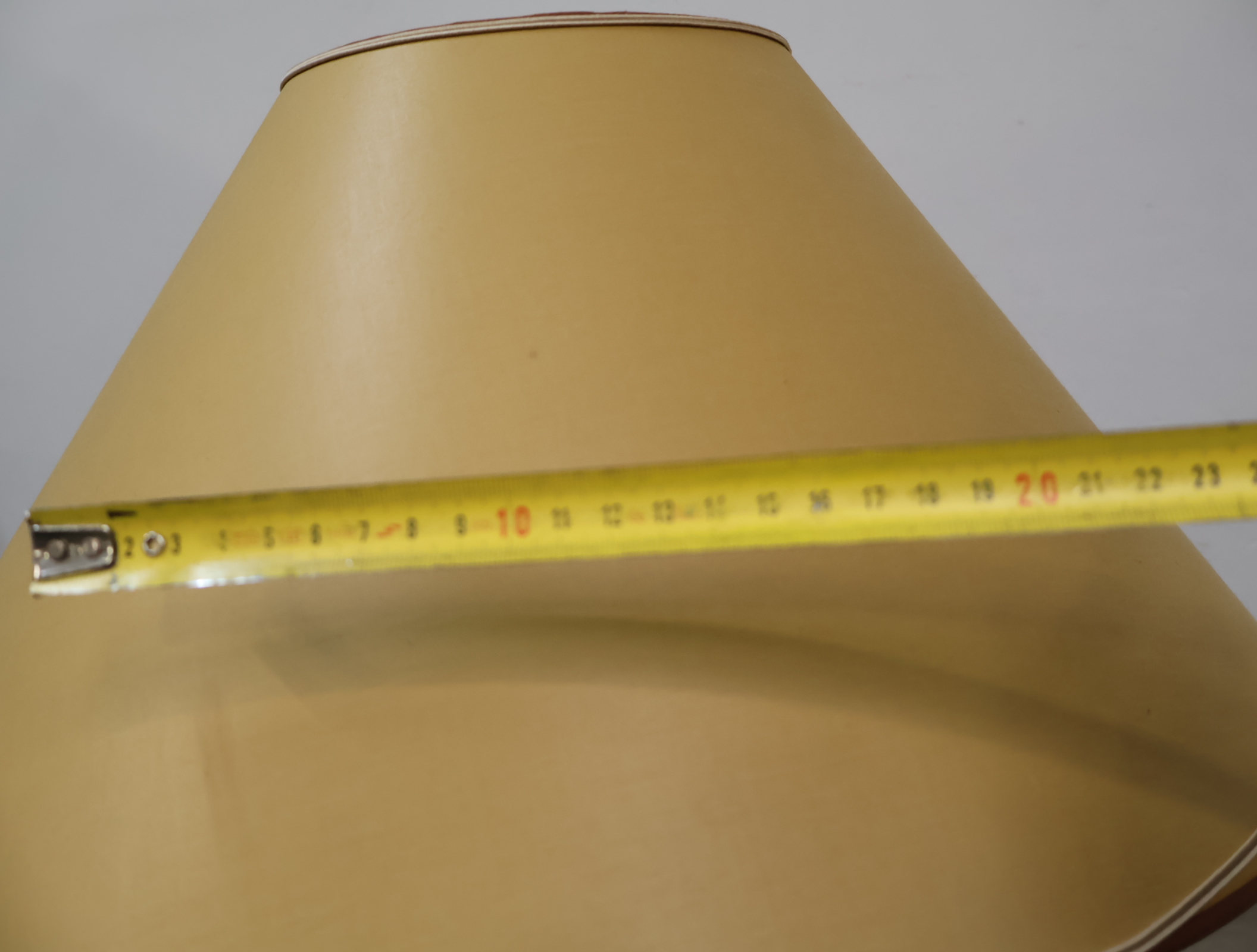 Tafellamp met houten voet en beige kap – foto 20 – kavel bij GSD Auctions, Zoeterwoude