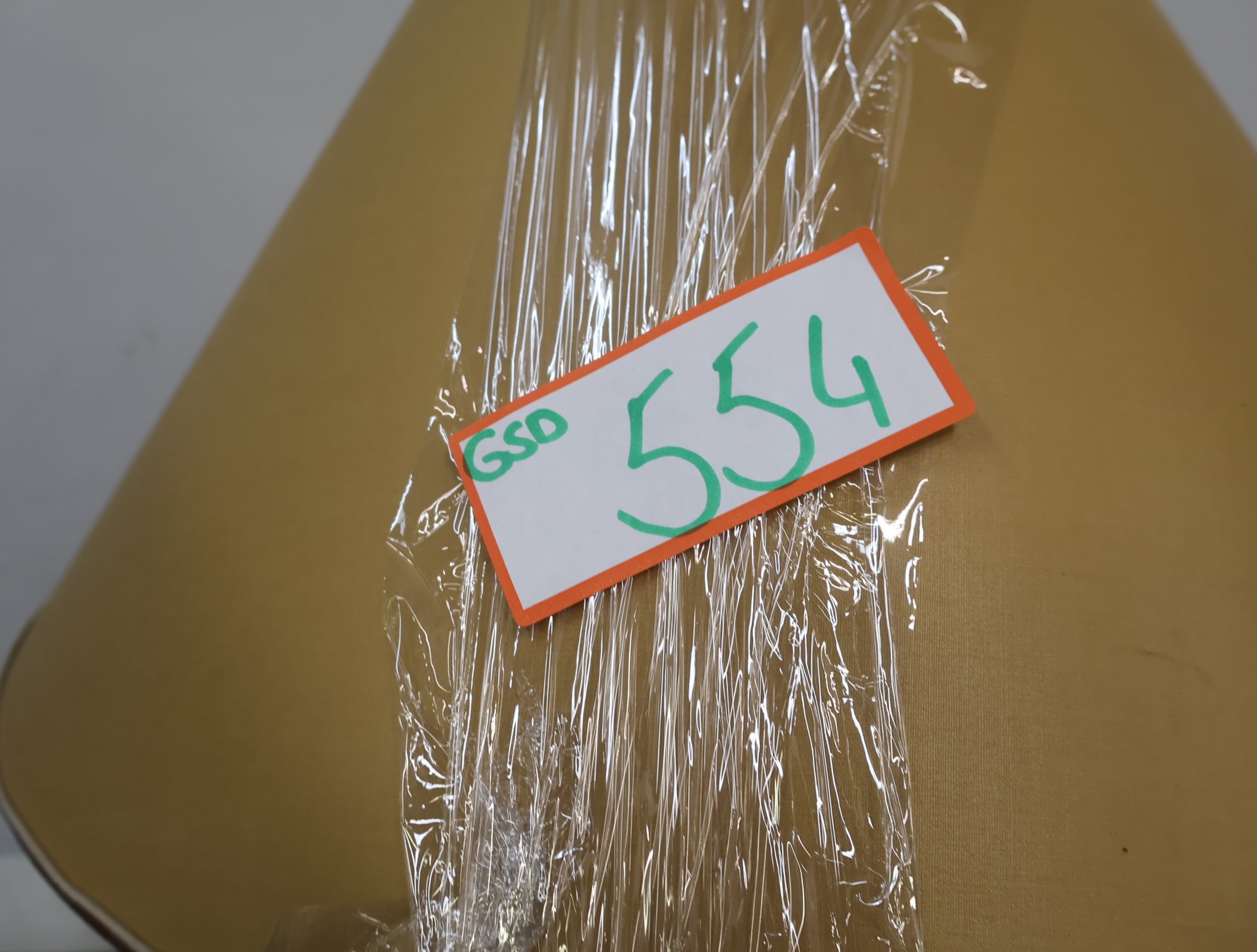 Tafellamp met houten voet en beige kap – foto 21 – kavel bij GSD Auctions, Zoeterwoude