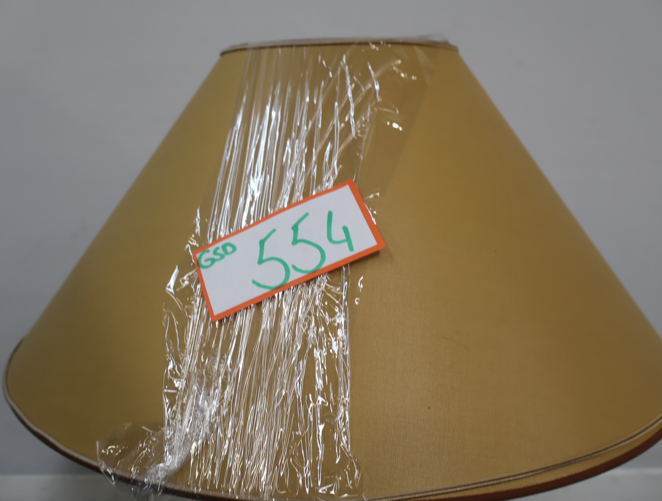 Tafellamp met houten voet en beige kap – foto 22 – kavel bij GSD Auctions, Zoeterwoude