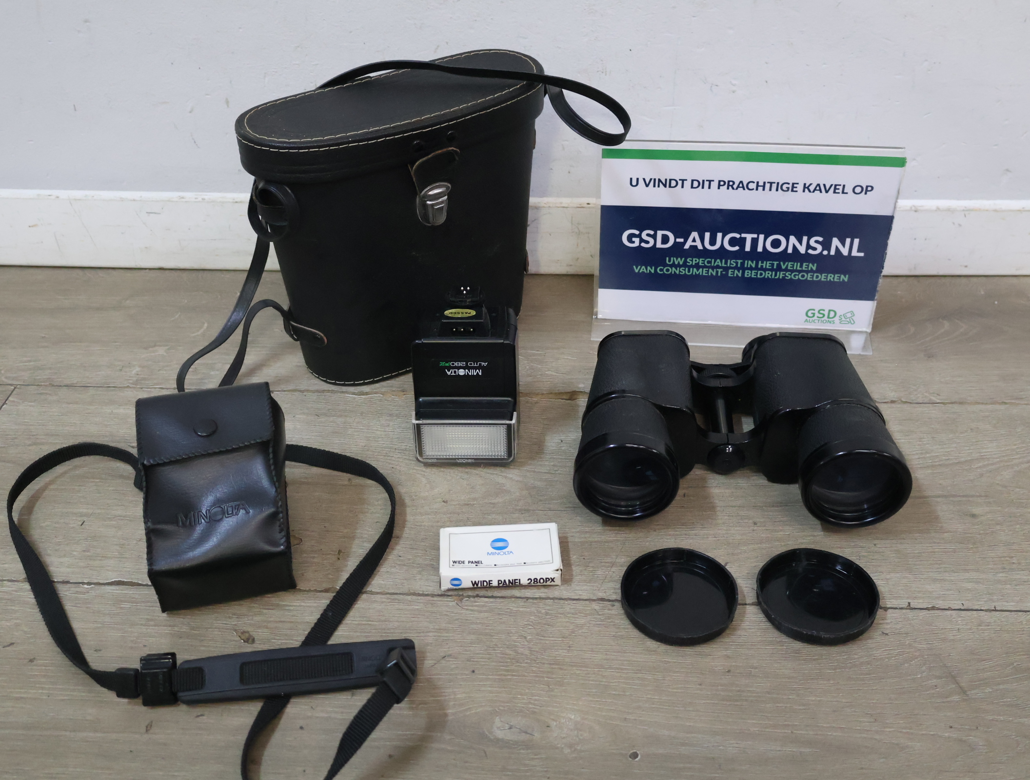 Minolta camera flitser, diffusor en verrekijker in etui – foto 2 – kavel bij GSD Auctions, Zoeterwoude
