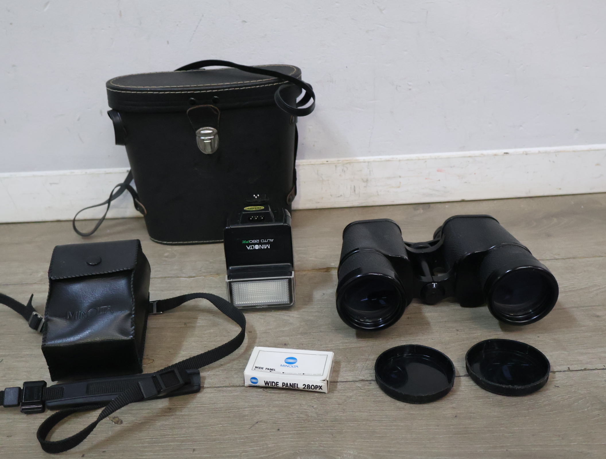 Minolta camera flitser, diffusor en verrekijker in etui – foto 3 – kavel bij GSD Auctions, Zoeterwoude