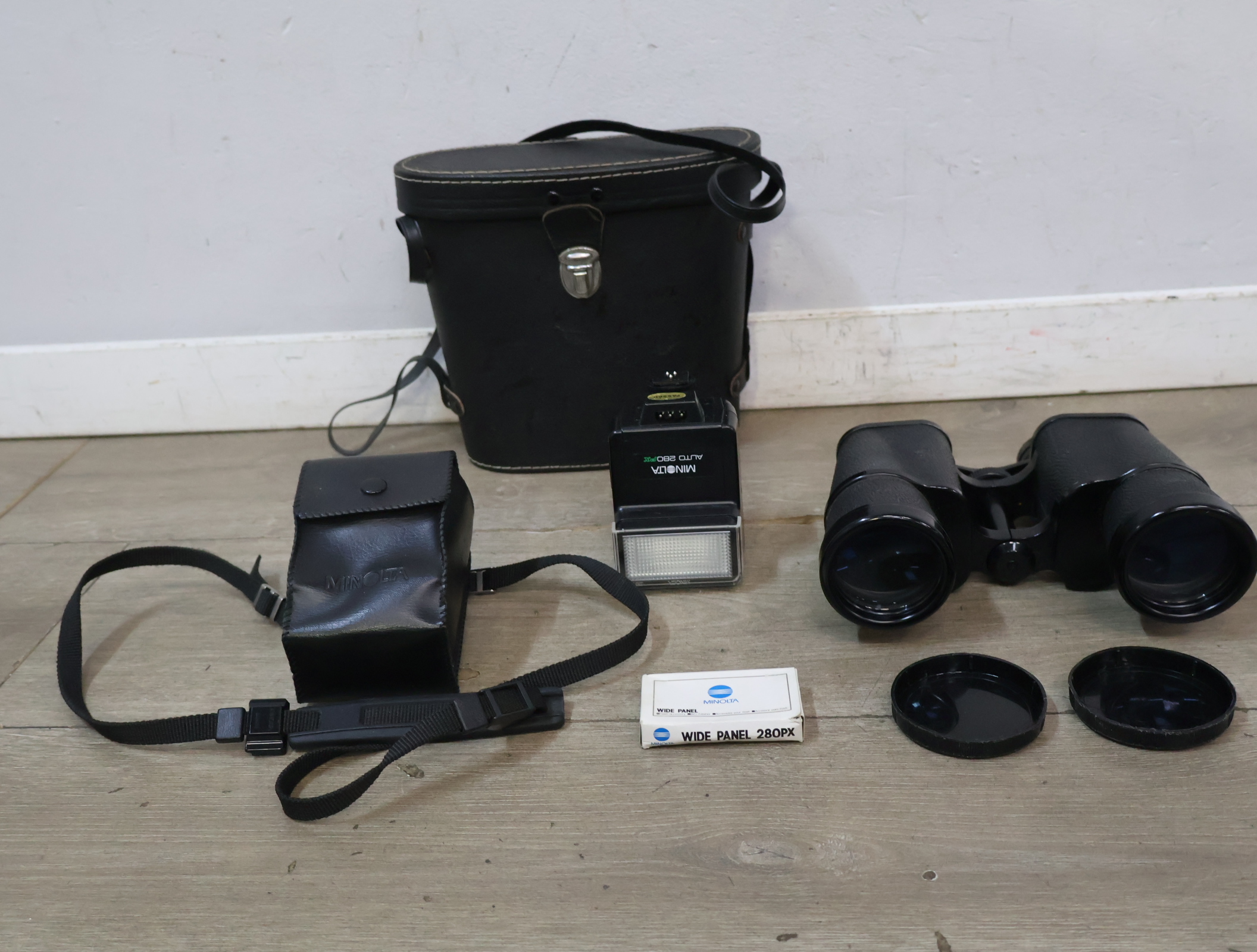 Minolta camera flitser, diffusor en verrekijker in etui – foto 4 – kavel bij GSD Auctions, Zoeterwoude