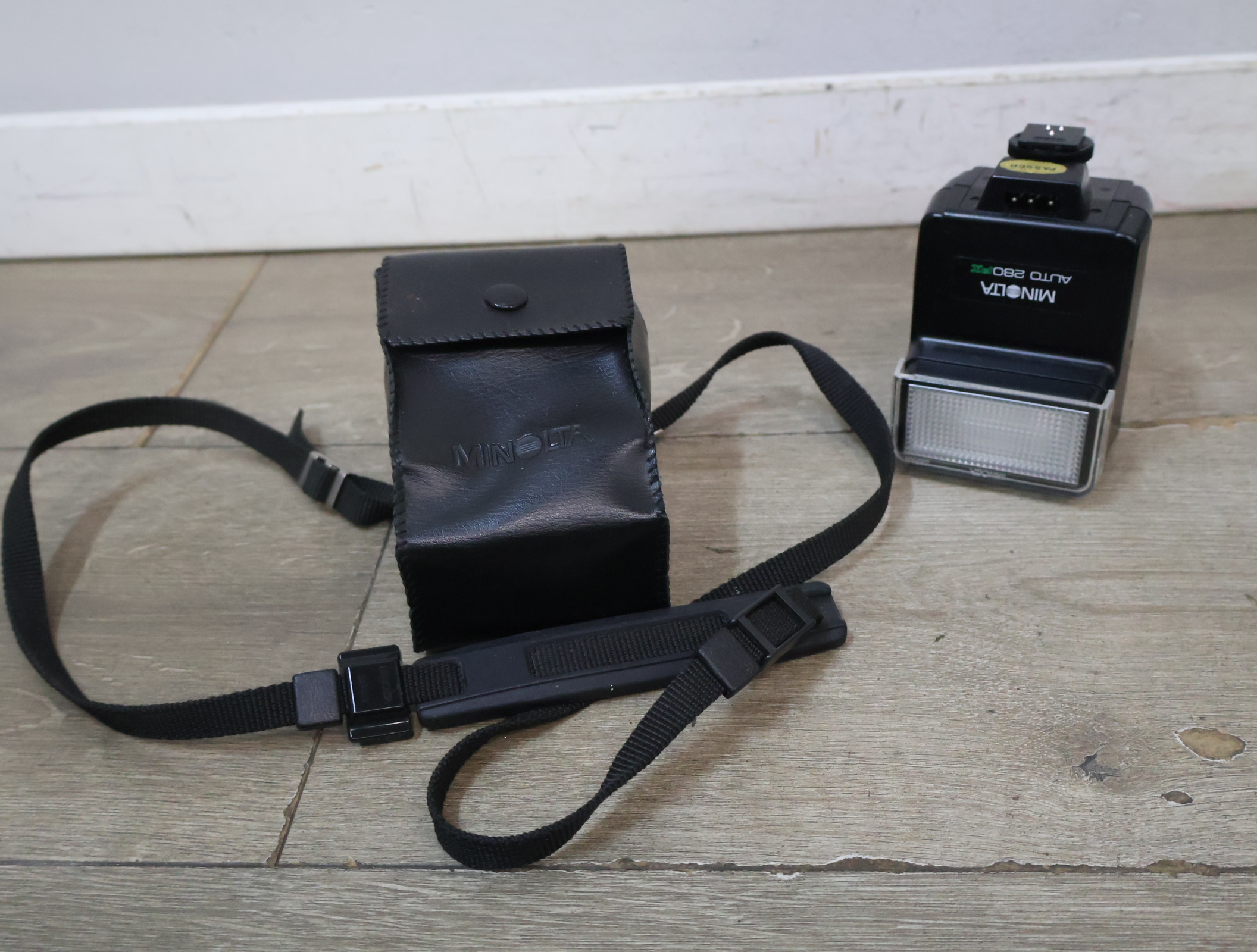 Minolta camera flitser, diffusor en verrekijker in etui – foto 5 – kavel bij GSD Auctions, Zoeterwoude