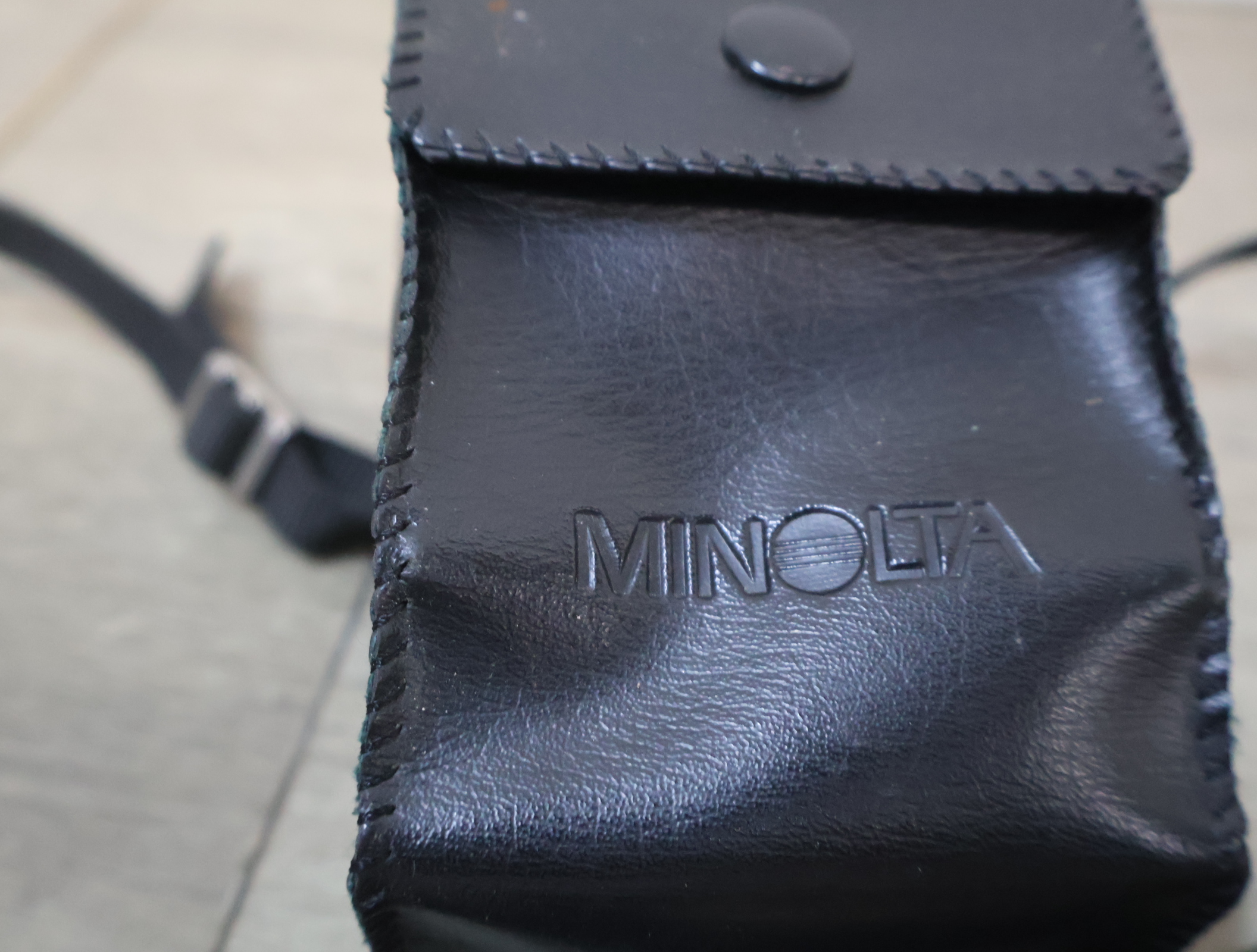 Minolta camera flitser, diffusor en verrekijker in etui – foto 6 – kavel bij GSD Auctions, Zoeterwoude