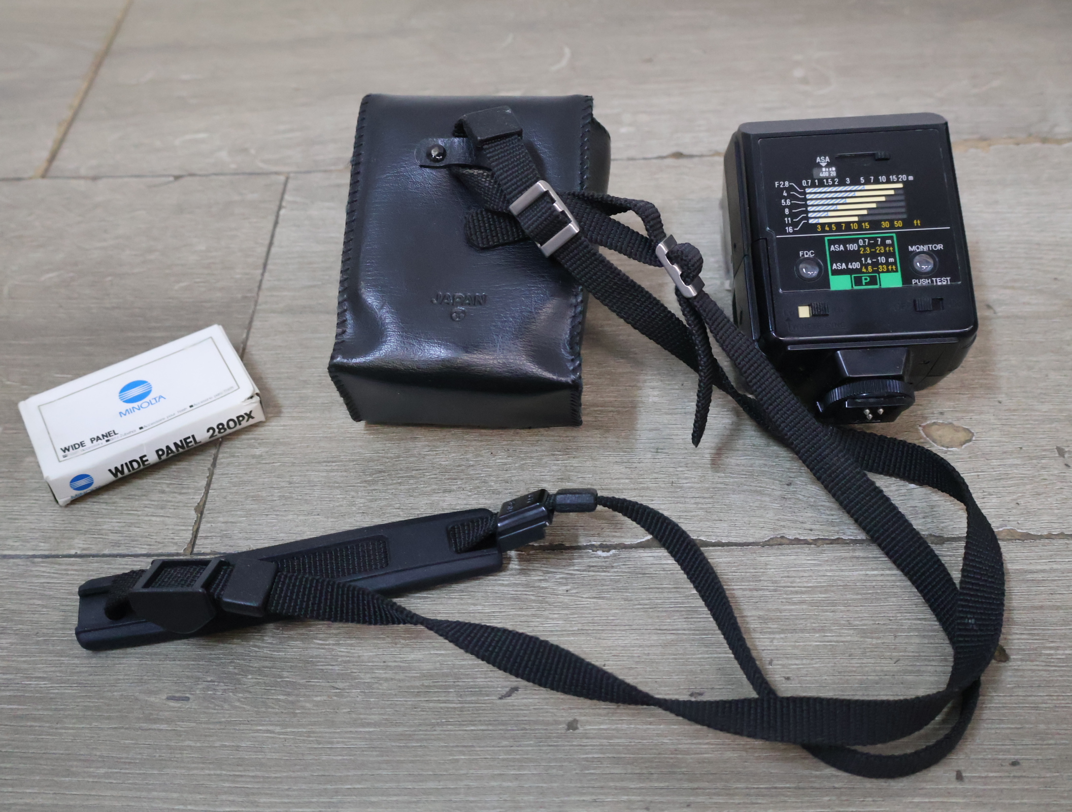Minolta camera flitser, diffusor en verrekijker in etui – foto 8 – kavel bij GSD Auctions, Zoeterwoude