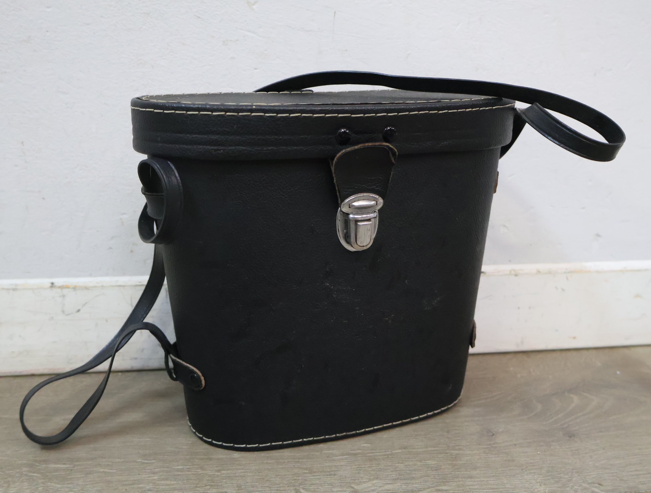 Minolta camera flitser, diffusor en verrekijker in etui – foto 9 – kavel bij GSD Auctions, Zoeterwoude