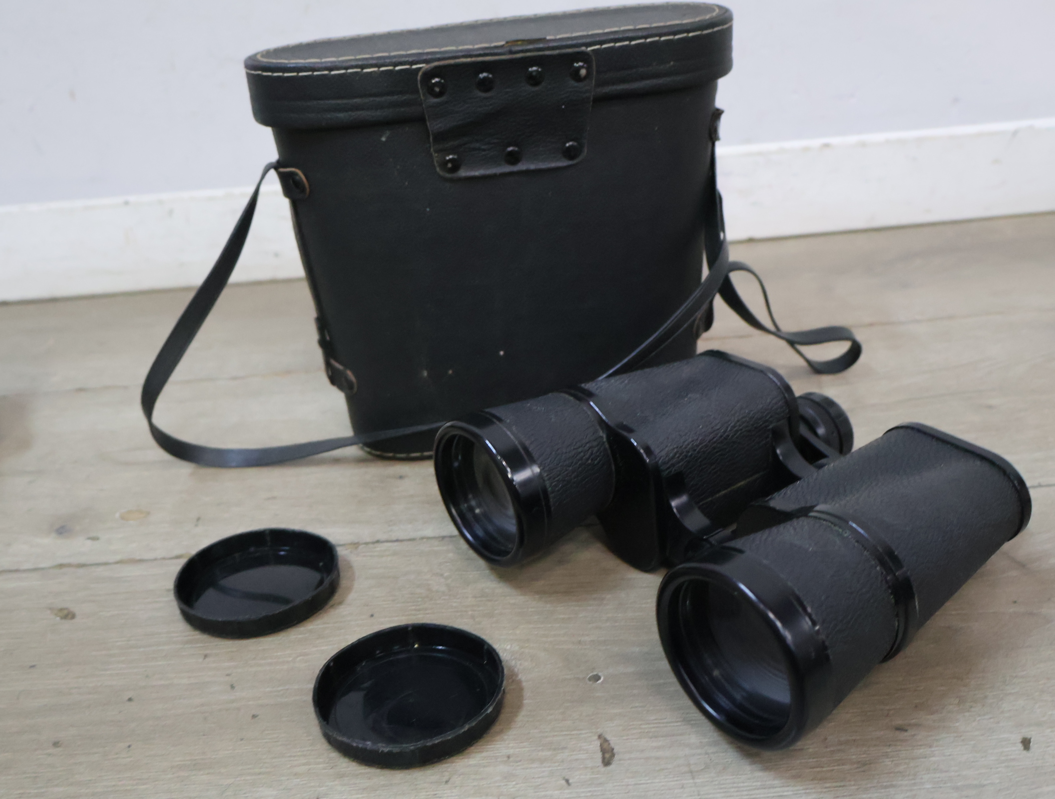Minolta camera flitser, diffusor en verrekijker in etui – foto 10 – kavel bij GSD Auctions, Zoeterwoude