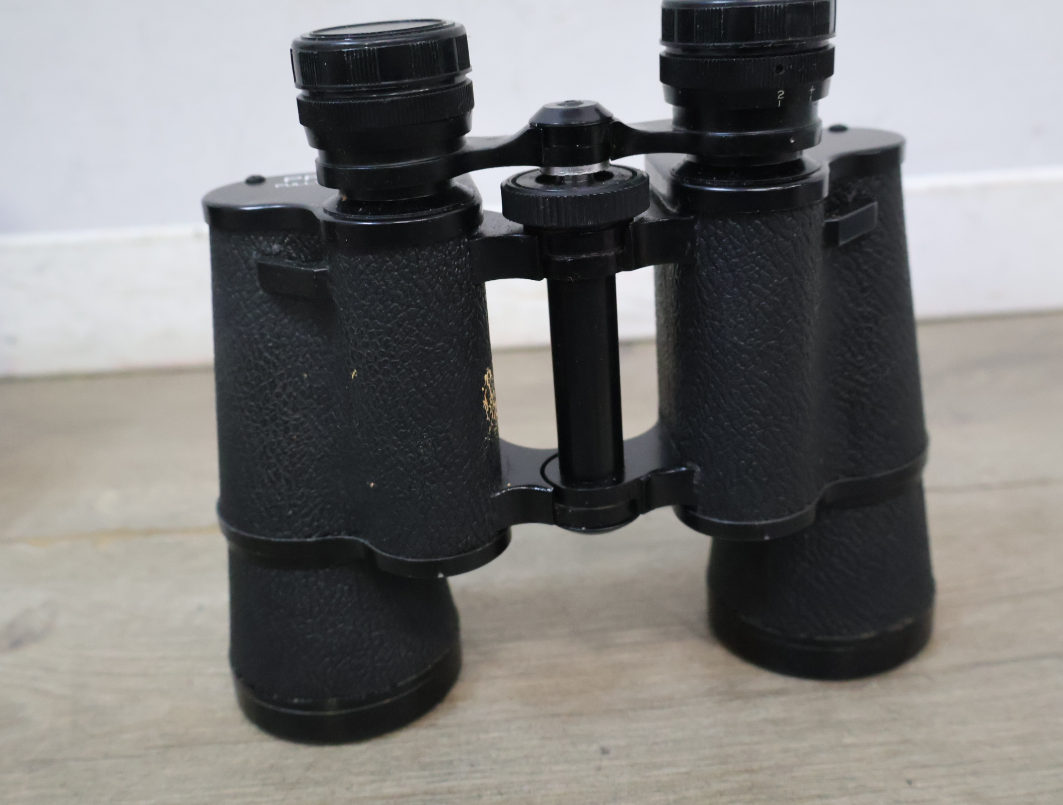 Minolta camera flitser, diffusor en verrekijker in etui – foto 12 – kavel bij GSD Auctions, Zoeterwoude