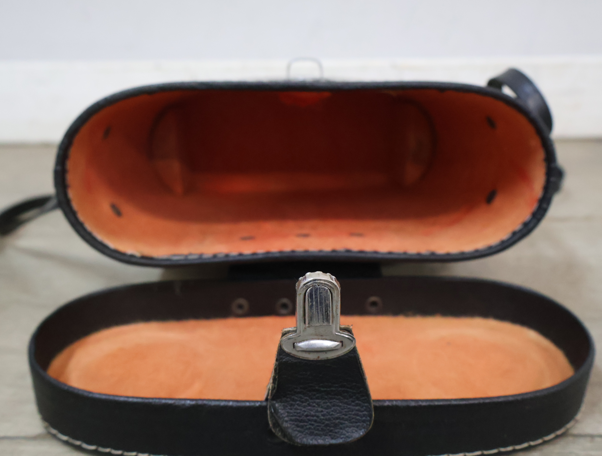 Minolta camera flitser, diffusor en verrekijker in etui – foto 14 – kavel bij GSD Auctions, Zoeterwoude
