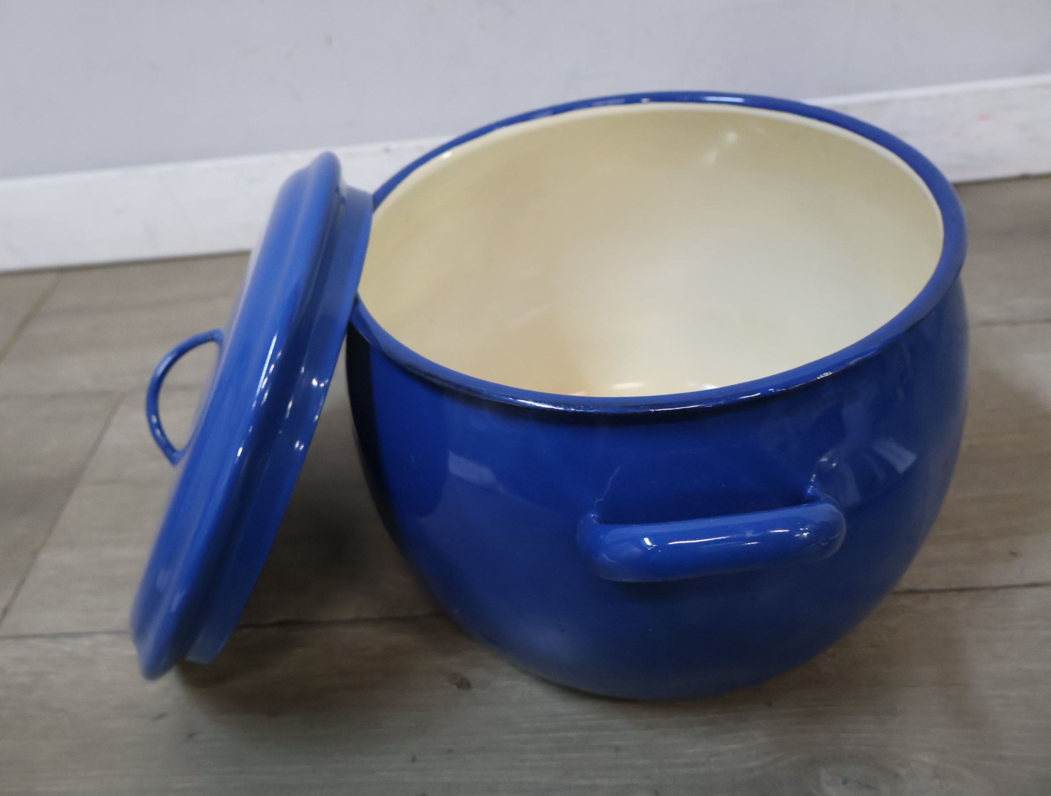 Blauwe geëmailleerde braadpan – foto 9 – kavel bij GSD Auctions, Zoeterwoude