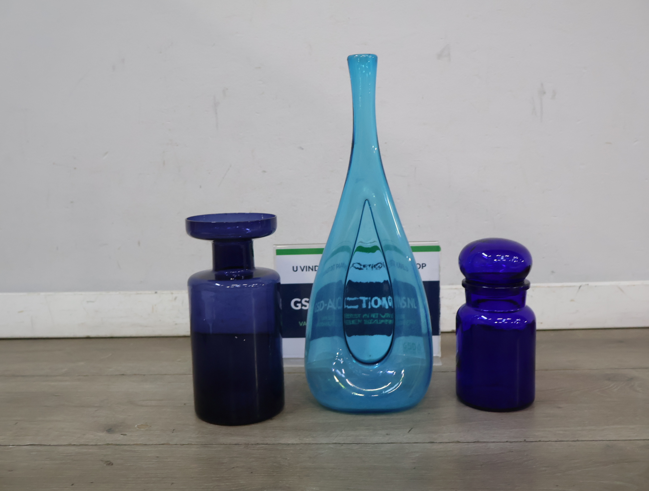 Set van drie blauwe glazen vazen – foto 2 – kavel bij GSD Auctions, Zoeterwoude