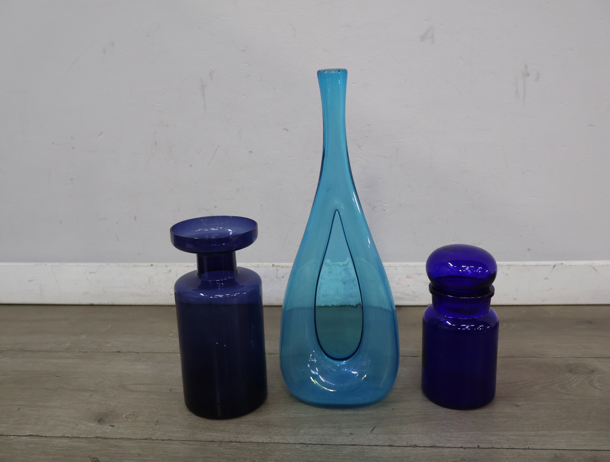 Set van drie blauwe glazen vazen – foto 3 – kavel bij GSD Auctions, Zoeterwoude