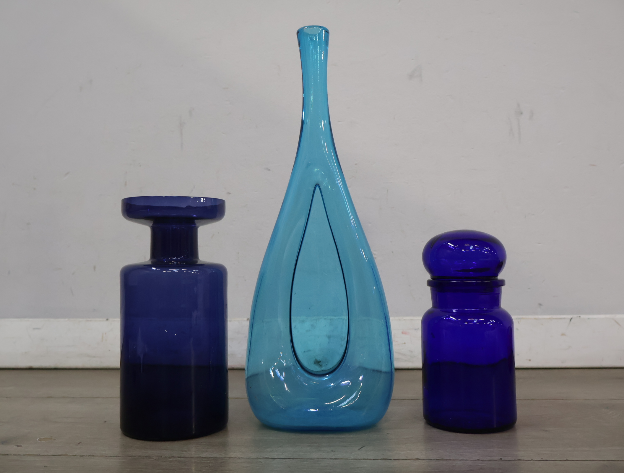 Set van drie blauwe glazen vazen – foto 4 – kavel bij GSD Auctions, Zoeterwoude