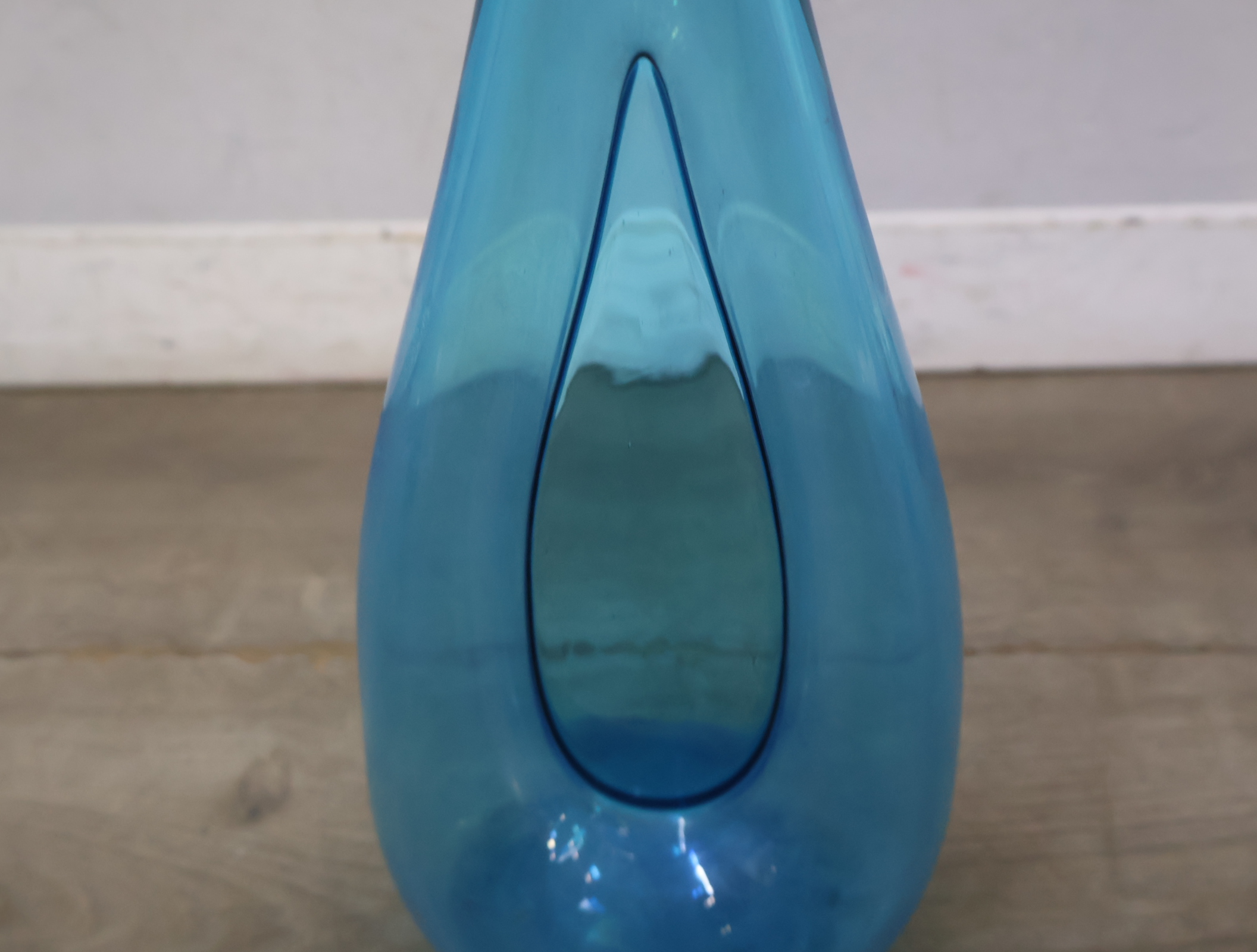 Set van drie blauwe glazen vazen – foto 5 – kavel bij GSD Auctions, Zoeterwoude