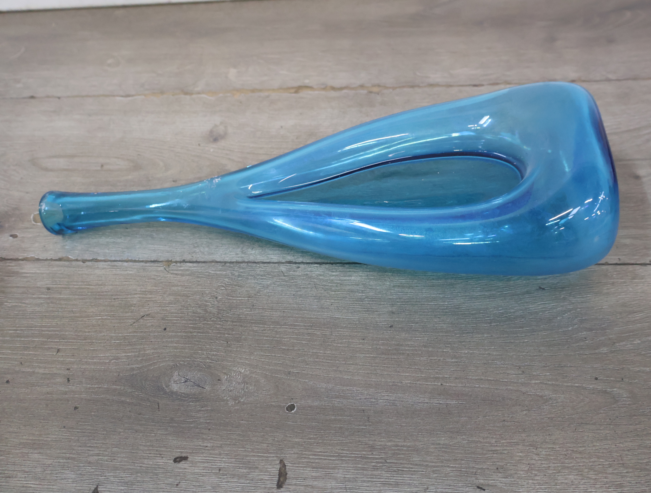 Set van drie blauwe glazen vazen – foto 6 – kavel bij GSD Auctions, Zoeterwoude