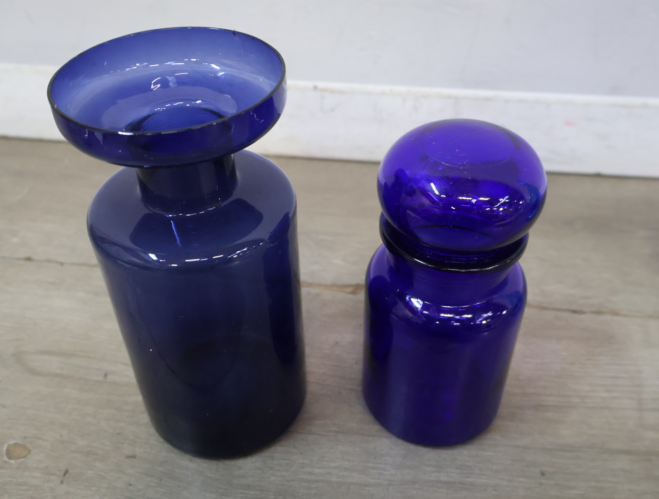 Set van drie blauwe glazen vazen – foto 10 – kavel bij GSD Auctions, Zoeterwoude