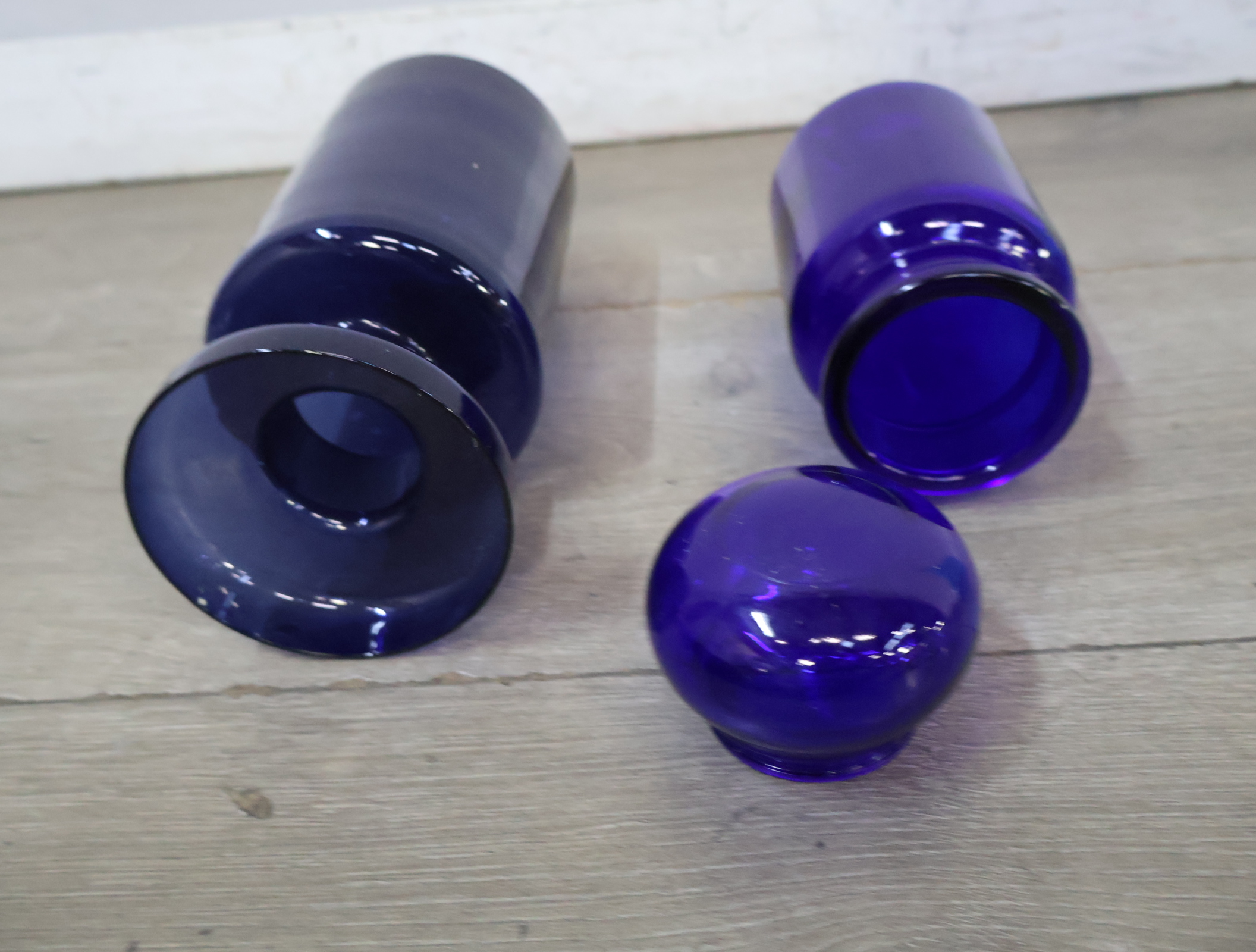 Set van drie blauwe glazen vazen – foto 11 – kavel bij GSD Auctions, Zoeterwoude