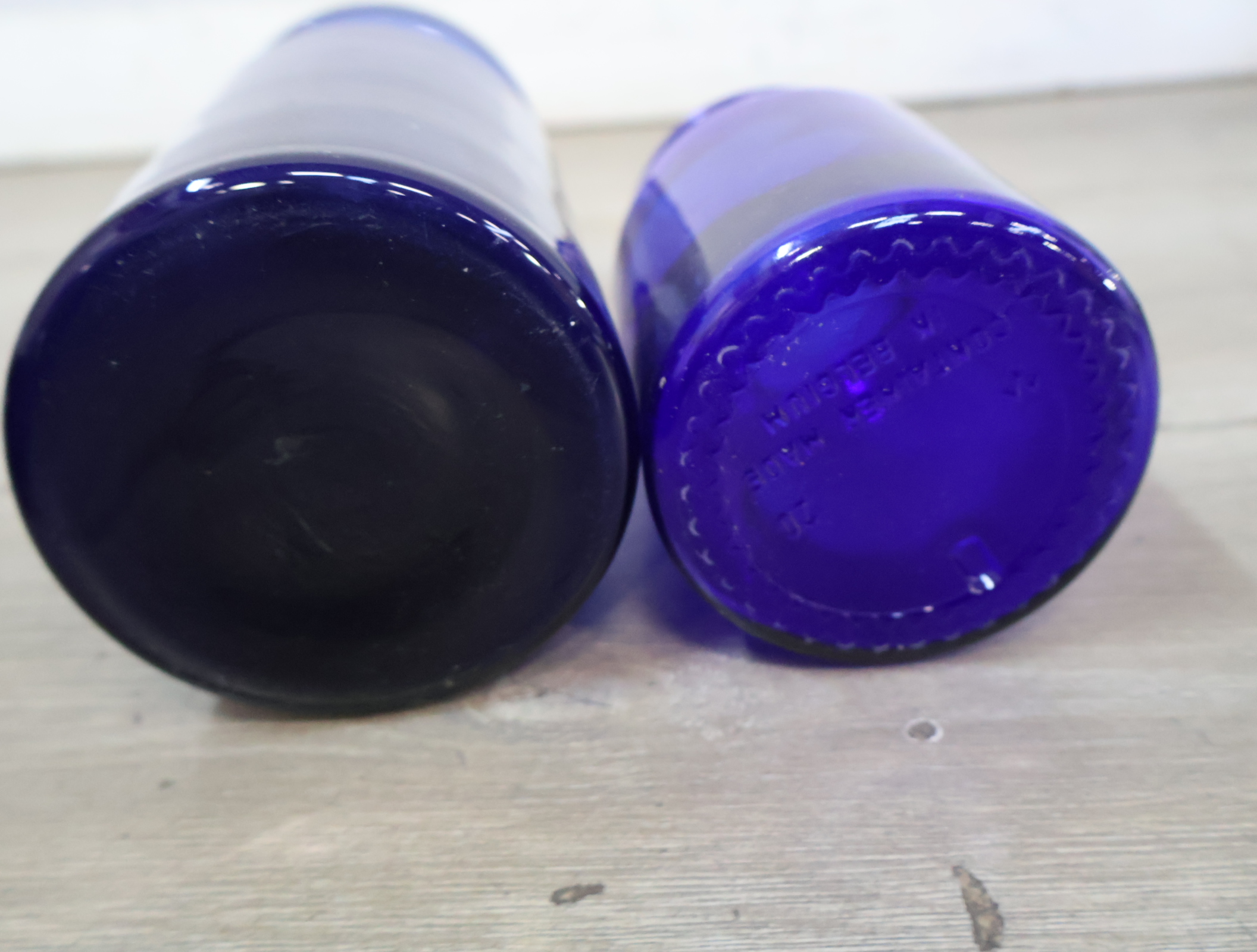 Set van drie blauwe glazen vazen – foto 12 – kavel bij GSD Auctions, Zoeterwoude