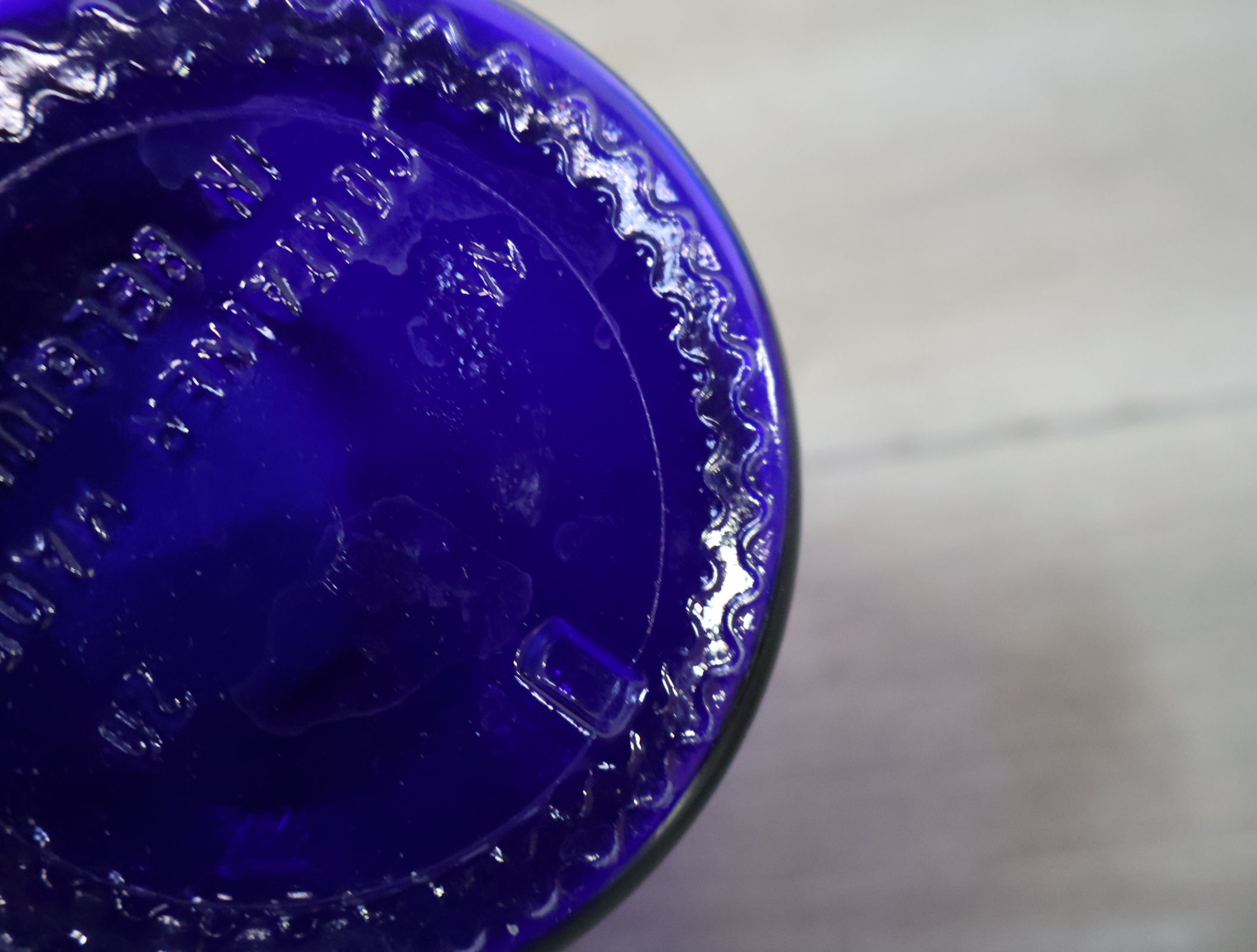Set van drie blauwe glazen vazen – foto 13 – kavel bij GSD Auctions, Zoeterwoude