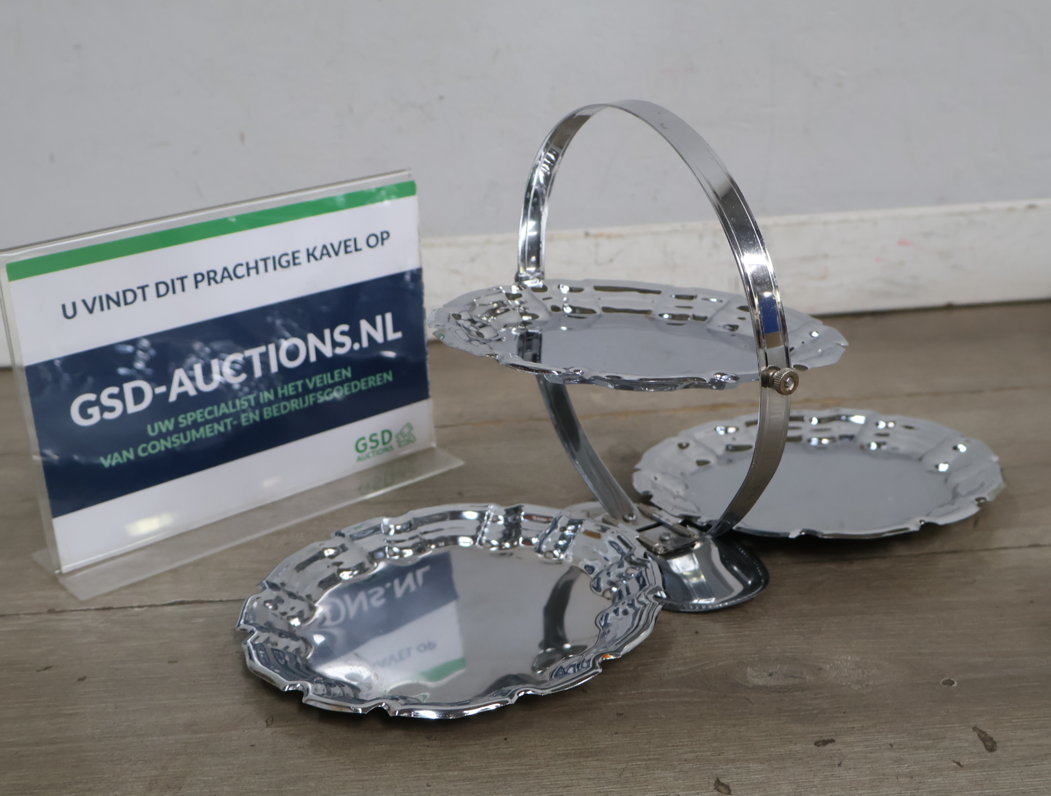 Verzilverde etagère met drie borden – foto 2 – kavel bij GSD Auctions, Zoeterwoude