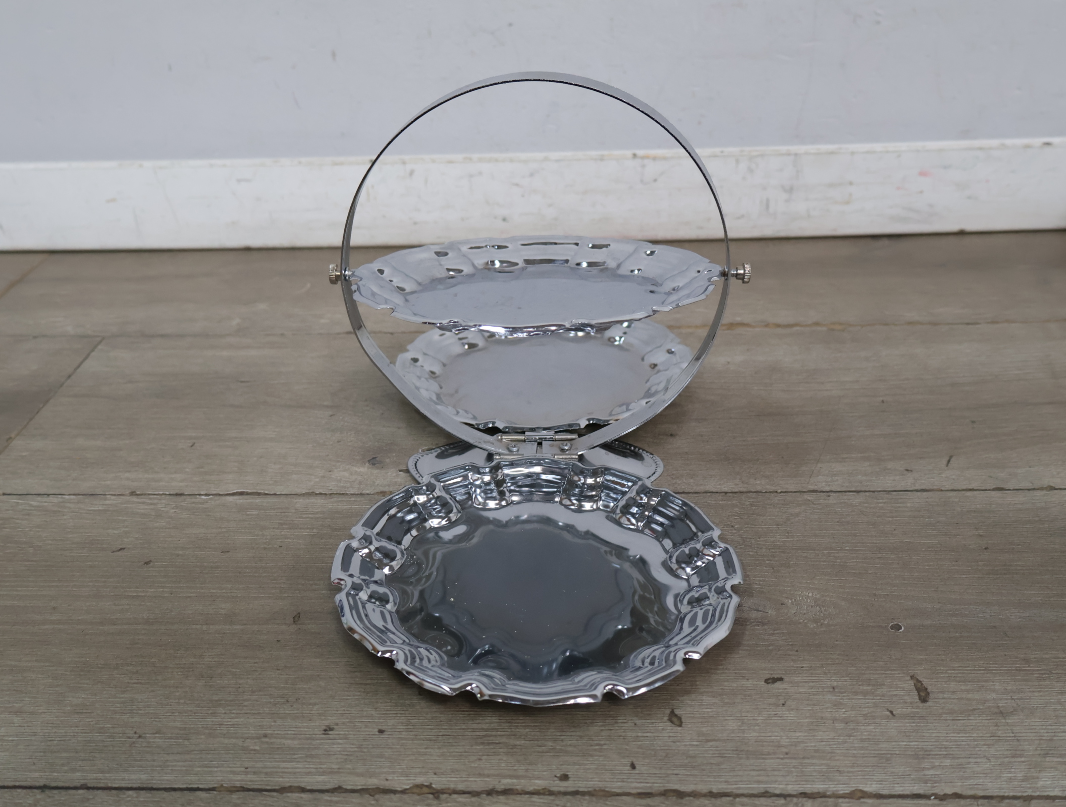 Verzilverde etagère met drie borden – foto 4 – kavel bij GSD Auctions, Zoeterwoude