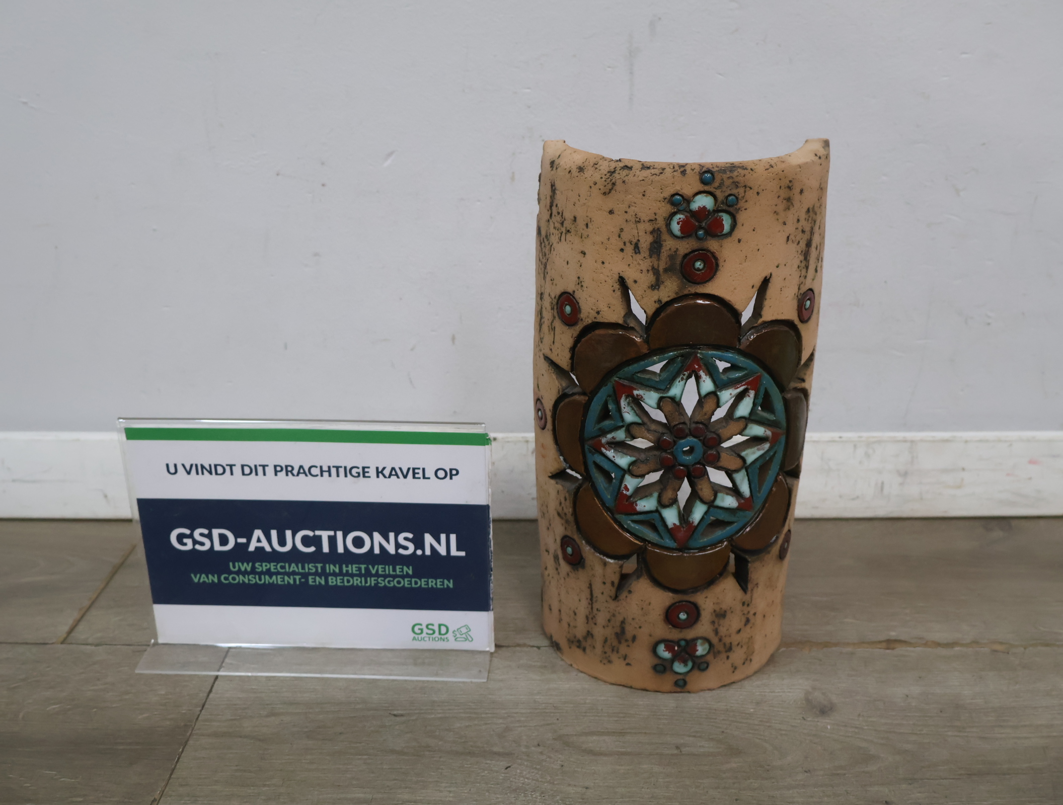Vintage keramische wandversiering met bloemenmotief – kavel bij GSD Auctions, Zoeterwoude