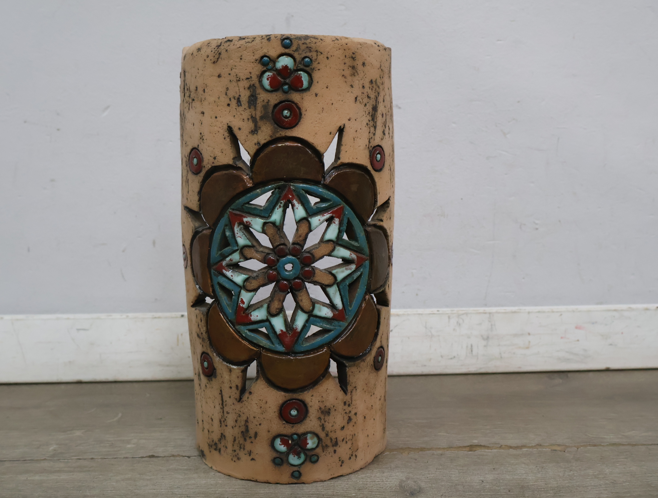 Vintage keramische wandversiering met bloemenmotief – foto 3 – kavel bij GSD Auctions, Zoeterwoude