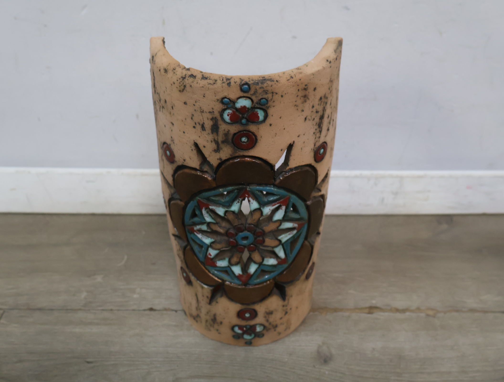 Vintage keramische wandversiering met bloemenmotief – foto 4 – kavel bij GSD Auctions, Zoeterwoude