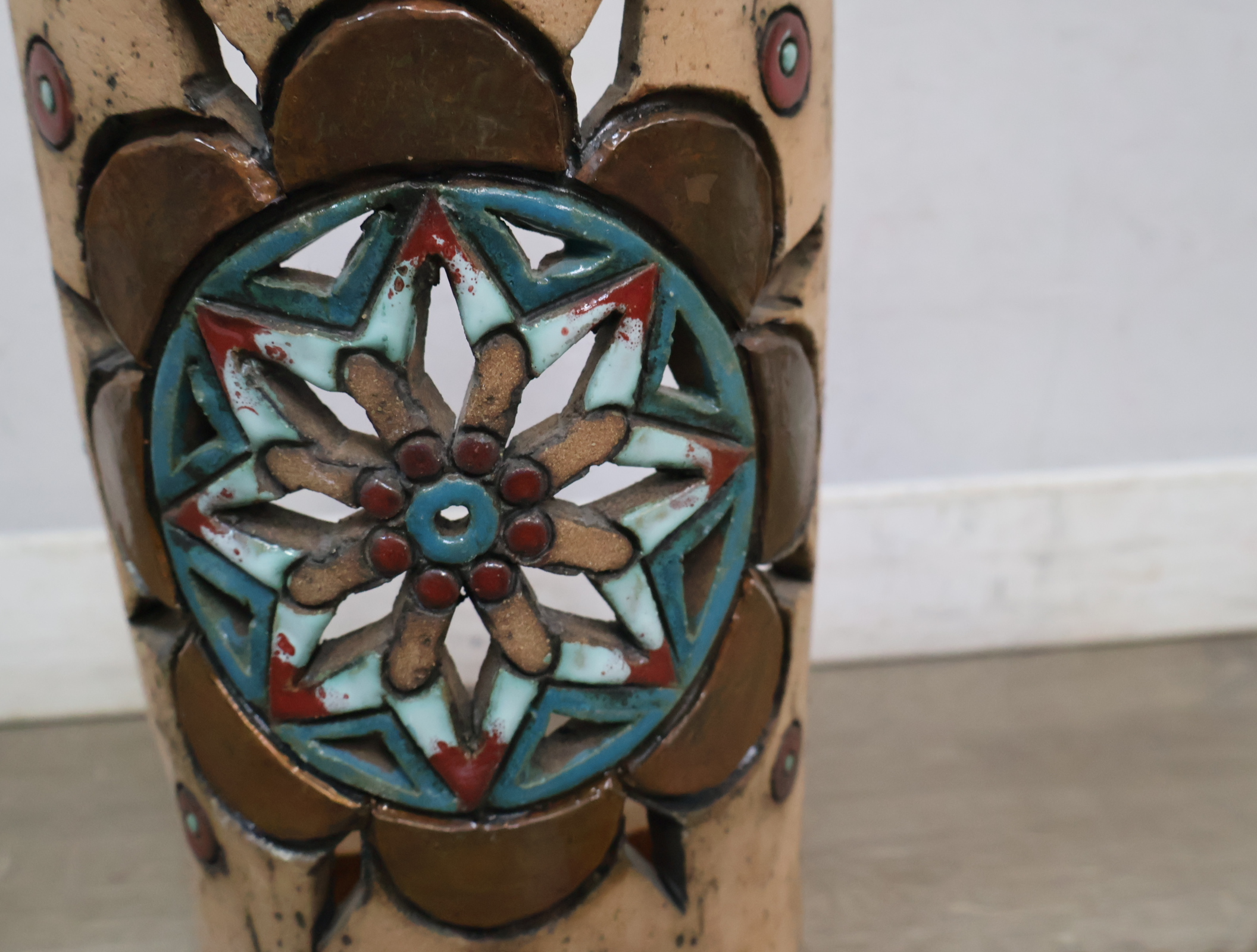 Vintage keramische wandversiering met bloemenmotief – foto 5 – kavel bij GSD Auctions, Zoeterwoude