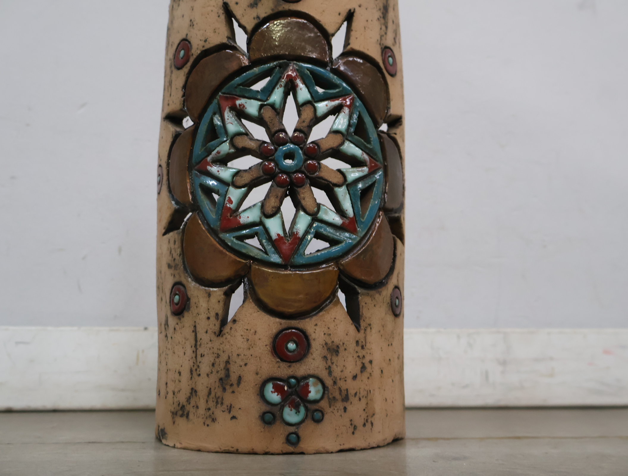 Vintage keramische wandversiering met bloemenmotief – foto 6 – kavel bij GSD Auctions, Zoeterwoude