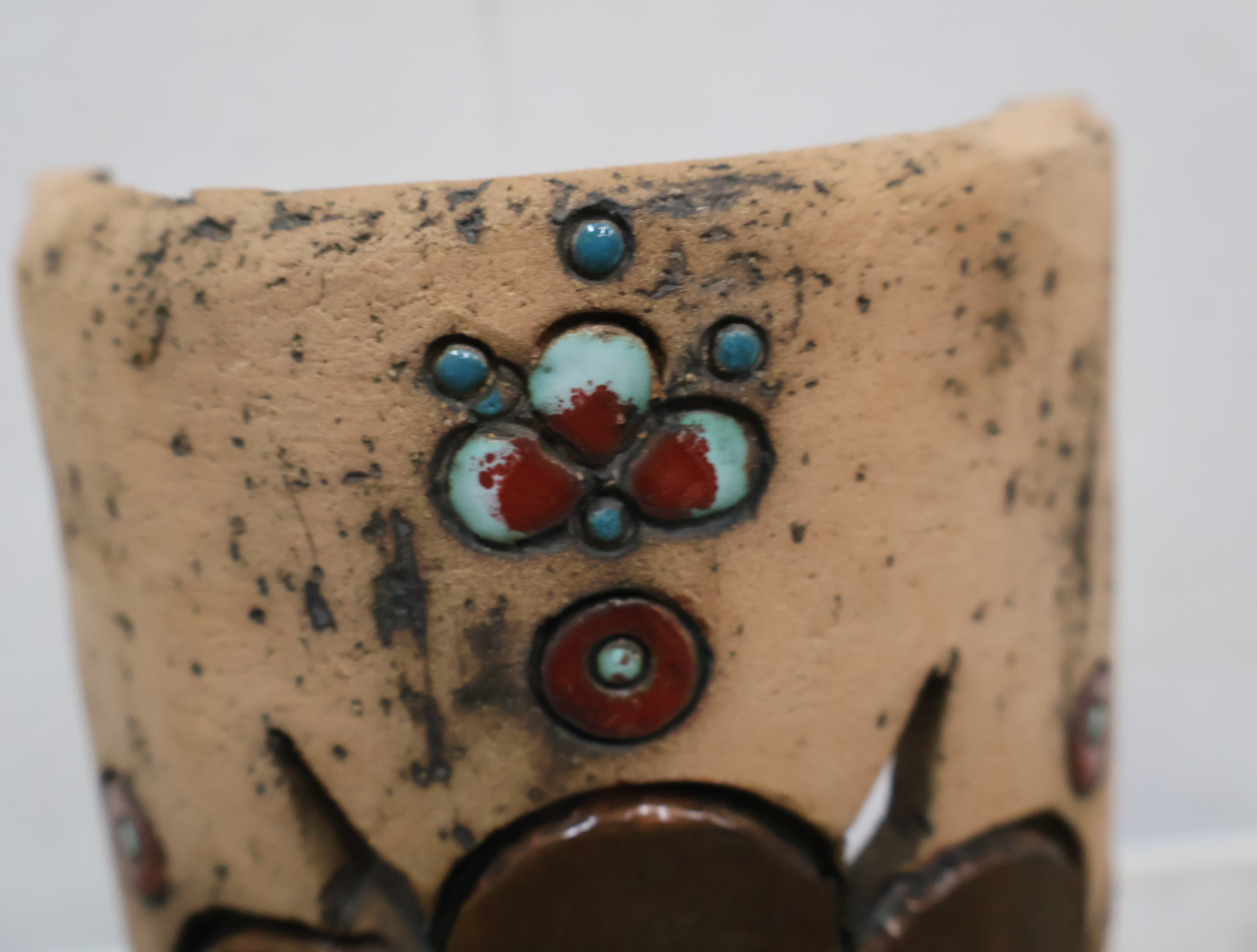 Vintage keramische wandversiering met bloemenmotief – foto 7 – kavel bij GSD Auctions, Zoeterwoude