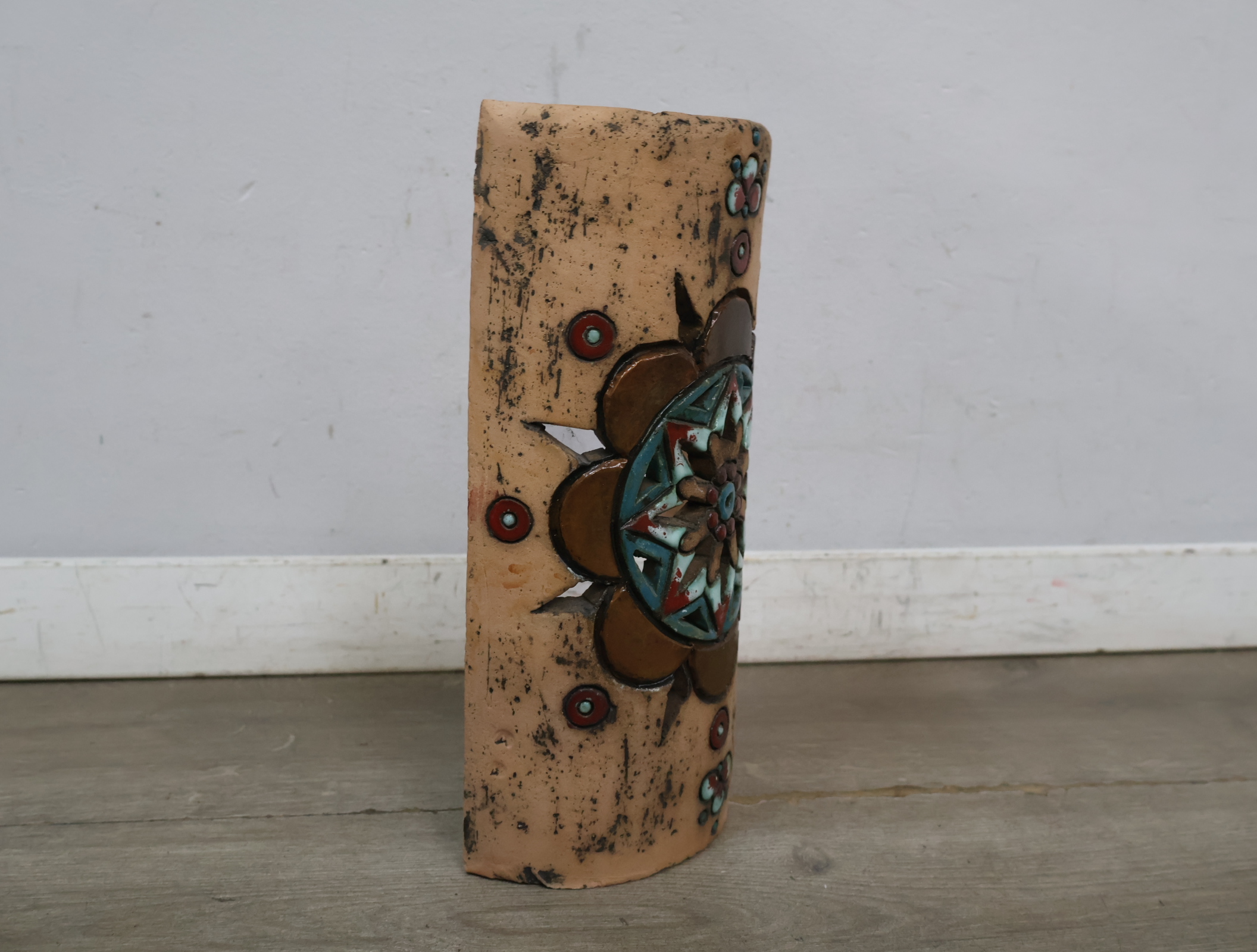 Vintage keramische wandversiering met bloemenmotief – foto 8 – kavel bij GSD Auctions, Zoeterwoude