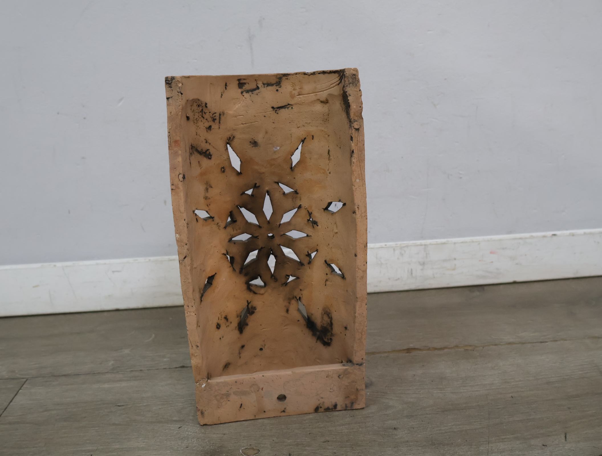 Vintage keramische wandversiering met bloemenmotief – foto 10 – kavel bij GSD Auctions, Zoeterwoude