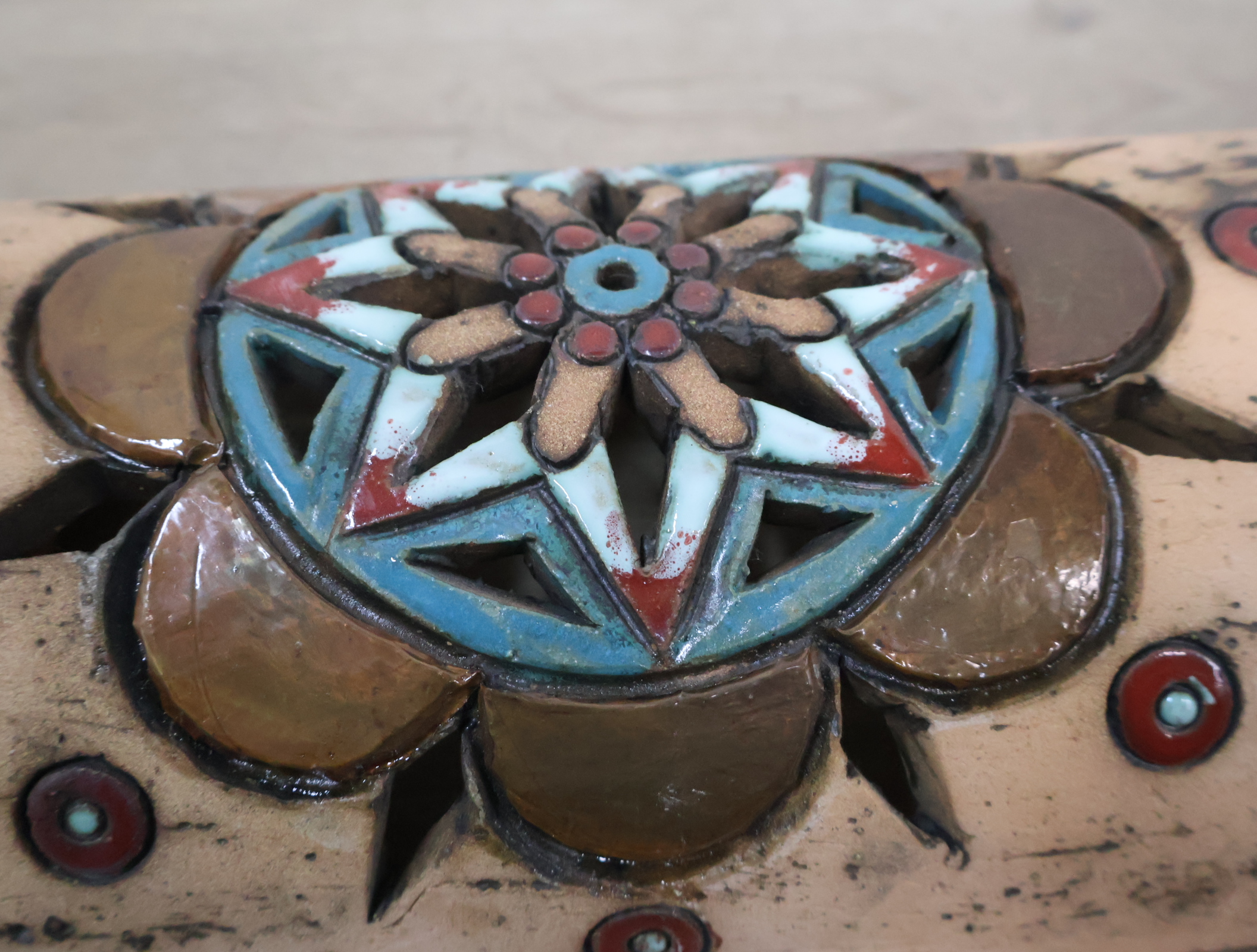 Vintage keramische wandversiering met bloemenmotief – foto 15 – kavel bij GSD Auctions, Zoeterwoude